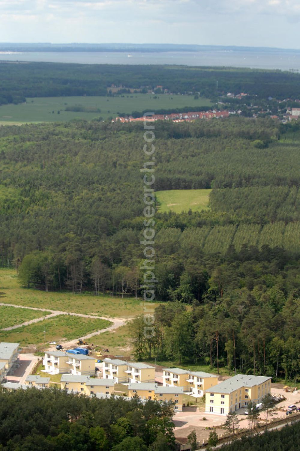 Ostseebad Graal-Müritz from above - Blick auf den Ferienwohnpark im Küstenwald der HAWO Bauträger KG in unmittelbarer Strandnähe im Ostseeheilbad Graal-Müritz. Aus einer ehemaligen NVA Liegenschaft entstanden attraktive Ferienhäuser und Ferienwohneinheiten zum Verkauf und zur Vermietung