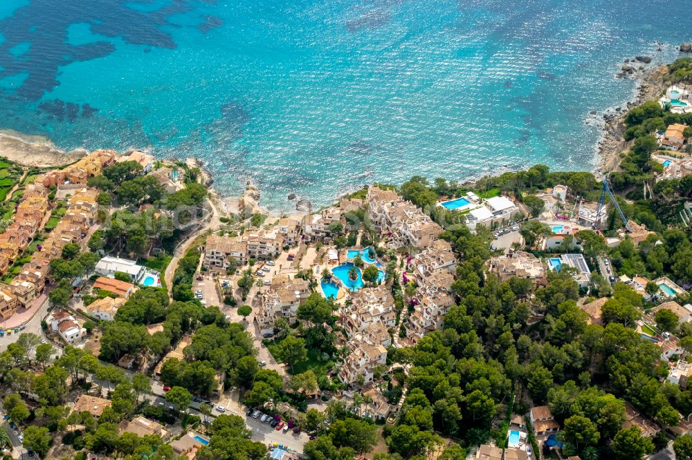 Aerial photograph Costa de la Calma - Building of an apartment building used as an apartment complex Club Monte de Oro on street Carrer Mirador in Costa de la Calma in Balearic island of Mallorca, Spain