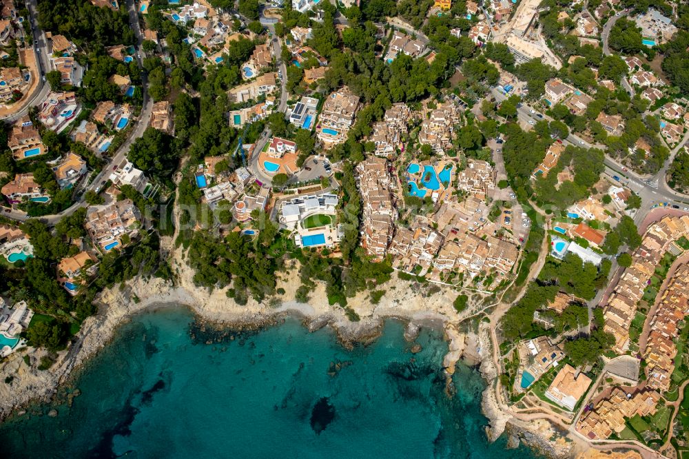 Aerial photograph Costa de la Calma - Building of an apartment building used as an apartment complex Club Monte de Oro on street Carrer Mirador in Costa de la Calma in Balearic island of Mallorca, Spain