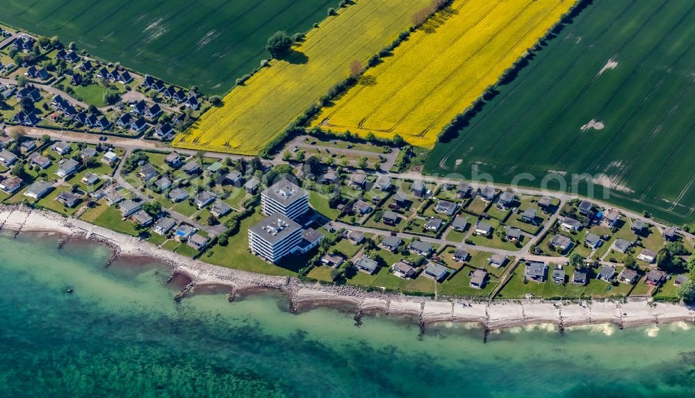 Aerial image Großenbrode - Building of an apartment building used as an apartment complex Haus Hamburg-Berlin on the street Am Hohen Ufer in the district Suedstrand in Grossenbrode in the state Schleswig-Holstein, Germany