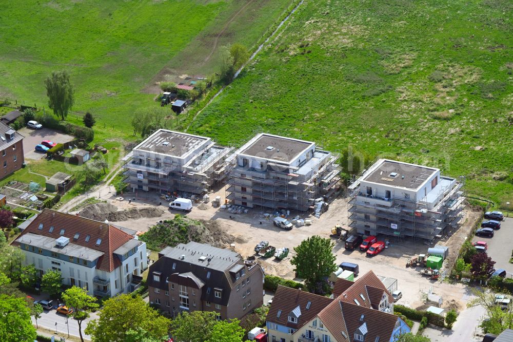 Aerial image Ostseebad Boltenhagen - Building of an apartment building used as an apartment complex on Ostseeallee in Ostseebad Boltenhagen in the state Mecklenburg - Western Pomerania, Germany