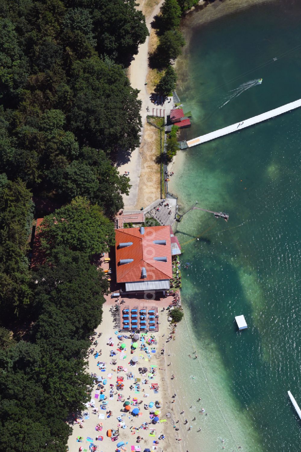 Aerial photograph Haren (Ems) - Holiday house plant of the park Ferienzentrum Schloss Dankern on Dankernsee in the district Dankern in Haren (Ems) in the state Lower Saxony, Germany