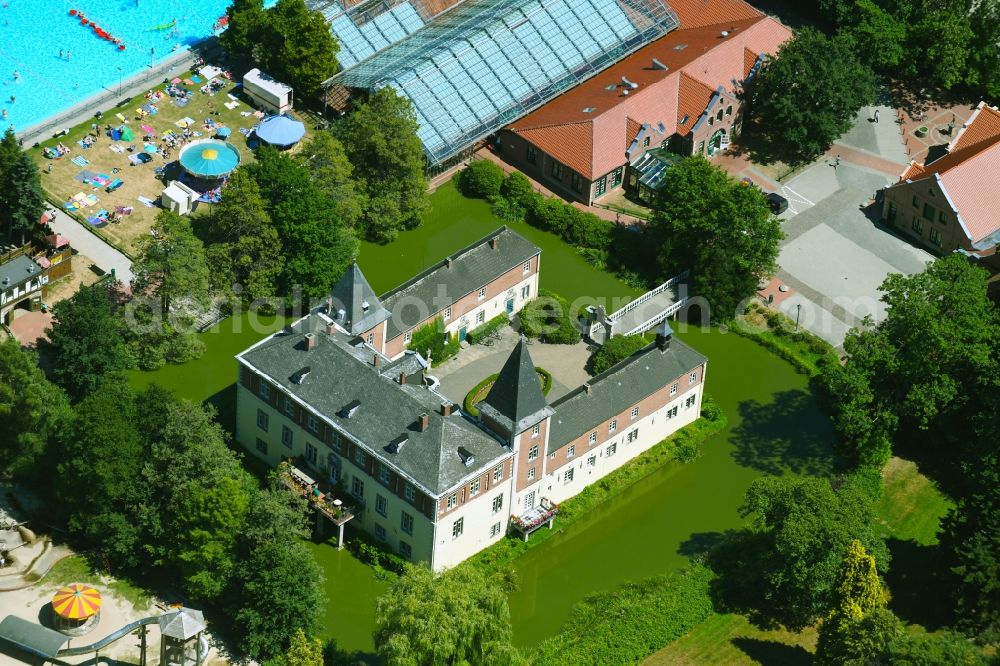 Aerial photograph Haren (Ems) - Holiday house plant of the park Ferienzentrum Schloss Dankern on Dankernsee in the district Dankern in Haren (Ems) in the state Lower Saxony, Germany