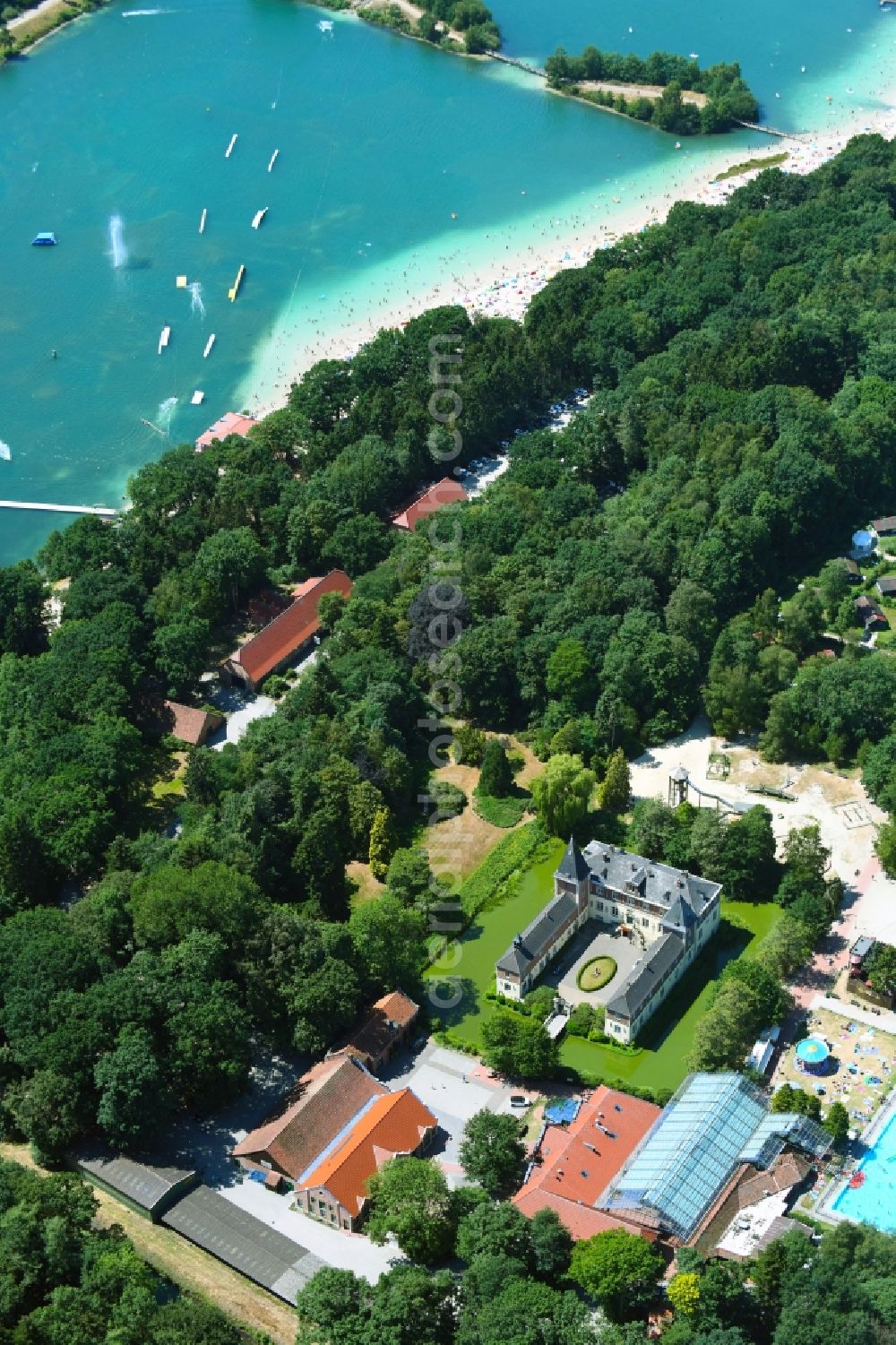 Aerial photograph Haren (Ems) - Holiday house plant of the park Ferienzentrum Schloss Dankern on Dankernsee in the district Dankern in Haren (Ems) in the state Lower Saxony, Germany