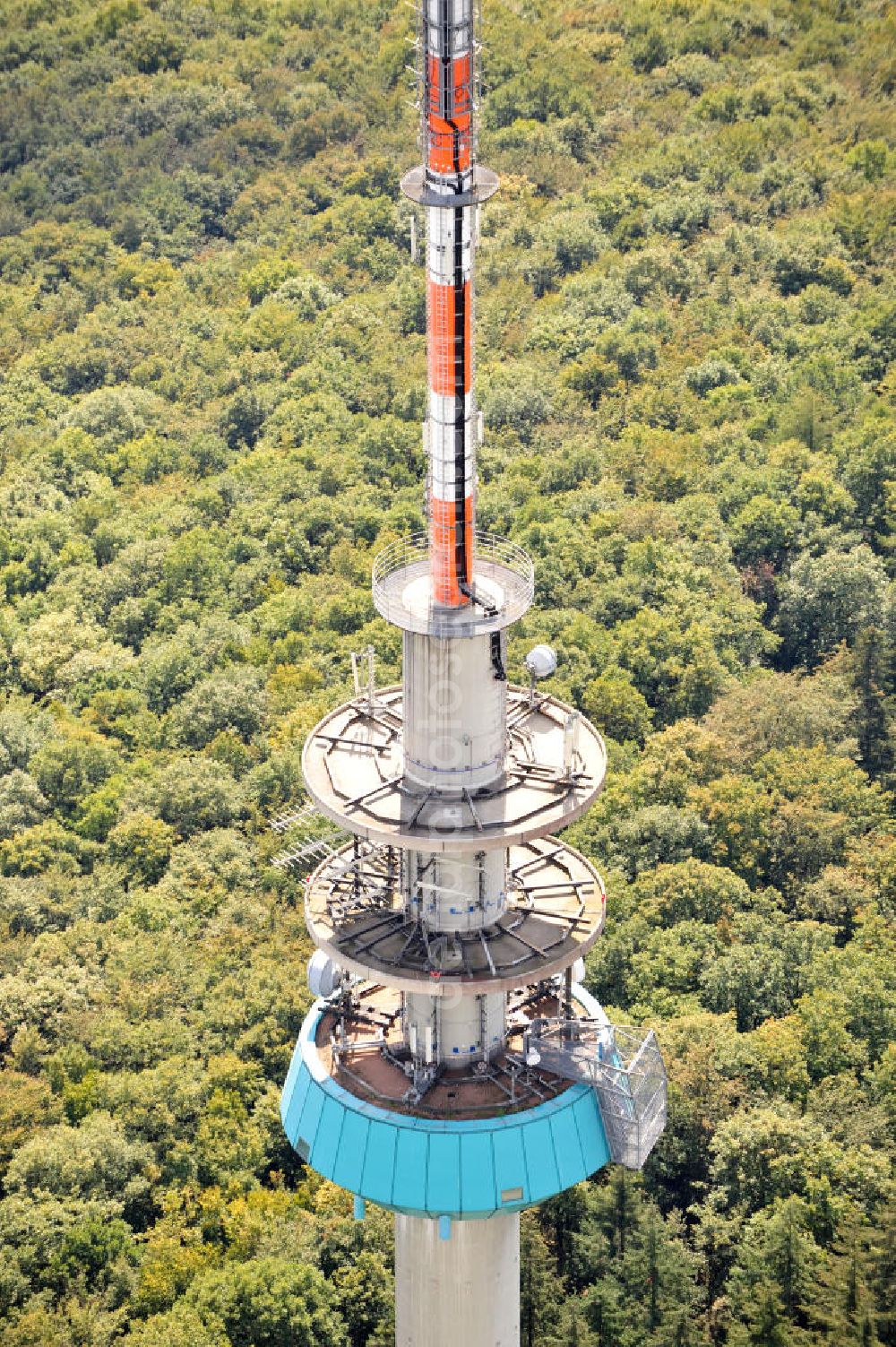 EßWEILER from the bird's eye view: Blick auf den Fernmeldeturm Bornberg auf dem Bornberg bei Eßweiler im Nordpfälzer Bergland in Rheinland-Pfalz. Der Sender ist 151 Meter hoch und wurde als Fernmeldeturm der Deutschen Telekom erbaut. View the telecommunications tower Bornberg in Rhineland-Palatinate. The station is 151 meters high and was built as a telecommunication tower of Deutsche Telekom.