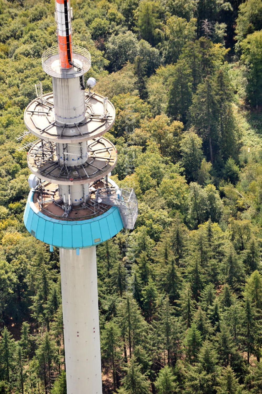 Aerial image EßWEILER - Blick auf den Fernmeldeturm Bornberg auf dem Bornberg bei Eßweiler im Nordpfälzer Bergland in Rheinland-Pfalz. Der Sender ist 151 Meter hoch und wurde als Fernmeldeturm der Deutschen Telekom erbaut. View the telecommunications tower Bornberg in Rhineland-Palatinate. The station is 151 meters high and was built as a telecommunication tower of Deutsche Telekom.