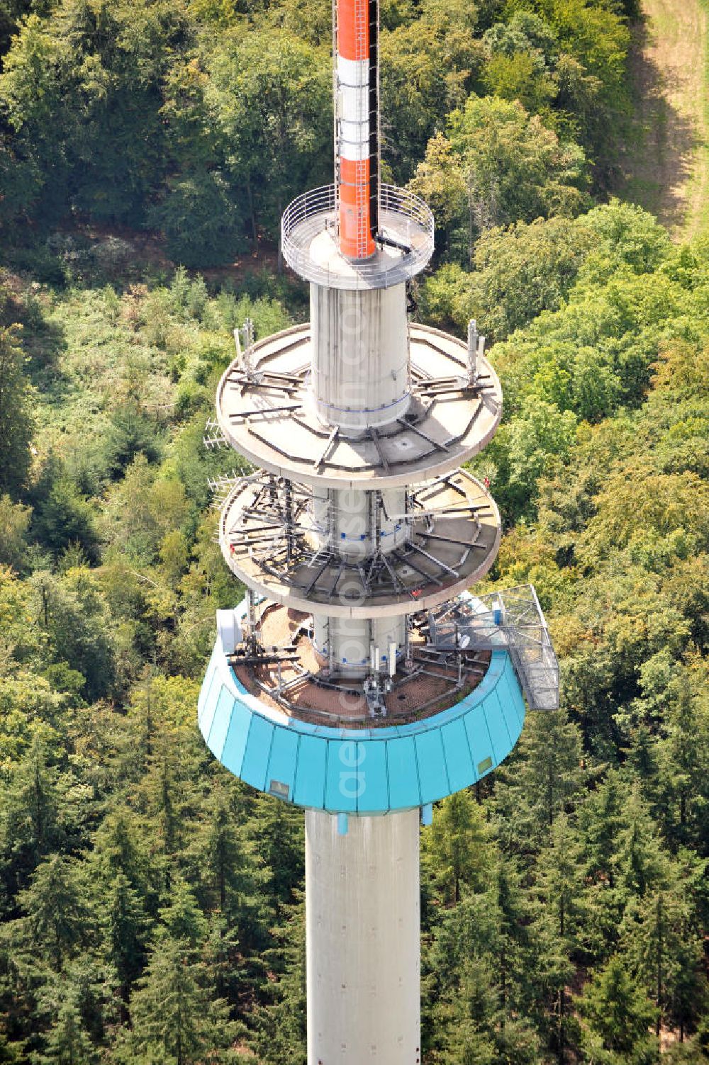 Aerial photograph EßWEILER - Blick auf den Fernmeldeturm Bornberg auf dem Bornberg bei Eßweiler im Nordpfälzer Bergland in Rheinland-Pfalz. Der Sender ist 151 Meter hoch und wurde als Fernmeldeturm der Deutschen Telekom erbaut. View the telecommunications tower Bornberg in Rhineland-Palatinate. The station is 151 meters high and was built as a telecommunication tower of Deutsche Telekom.