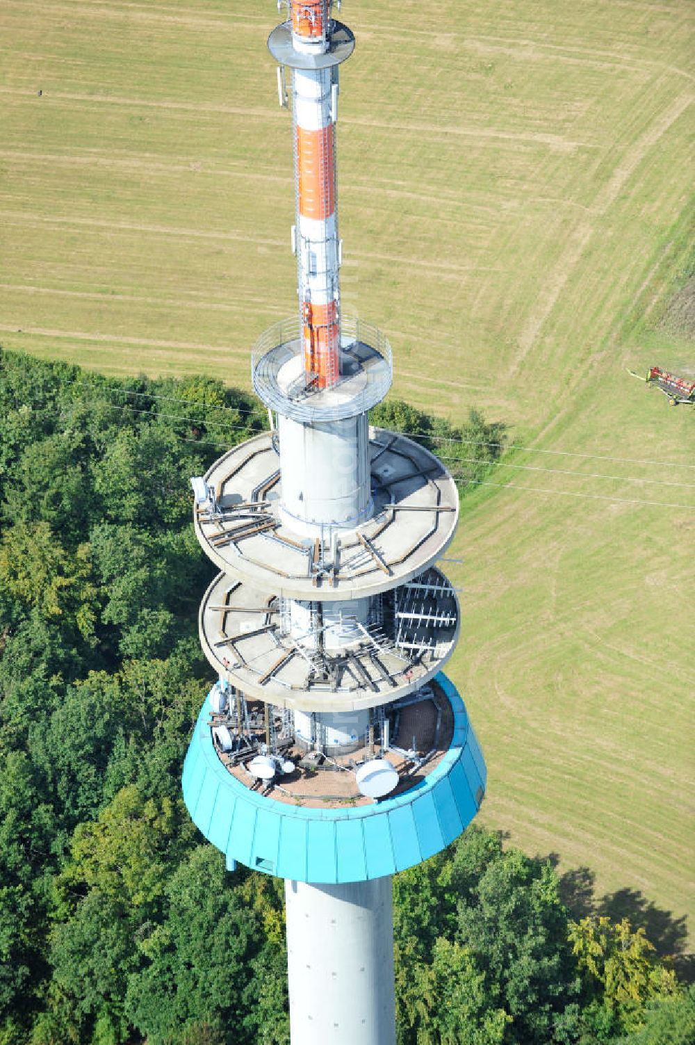 EßWEILER from above - Blick auf den Fernmeldeturm Bornberg auf dem Bornberg bei Eßweiler im Nordpfälzer Bergland in Rheinland-Pfalz. Der Sender ist 151 Meter hoch und wurde als Fernmeldeturm der Deutschen Telekom erbaut. View the telecommunications tower Bornberg in Rhineland-Palatinate. The station is 151 meters high and was built as a telecommunication tower of Deutsche Telekom.