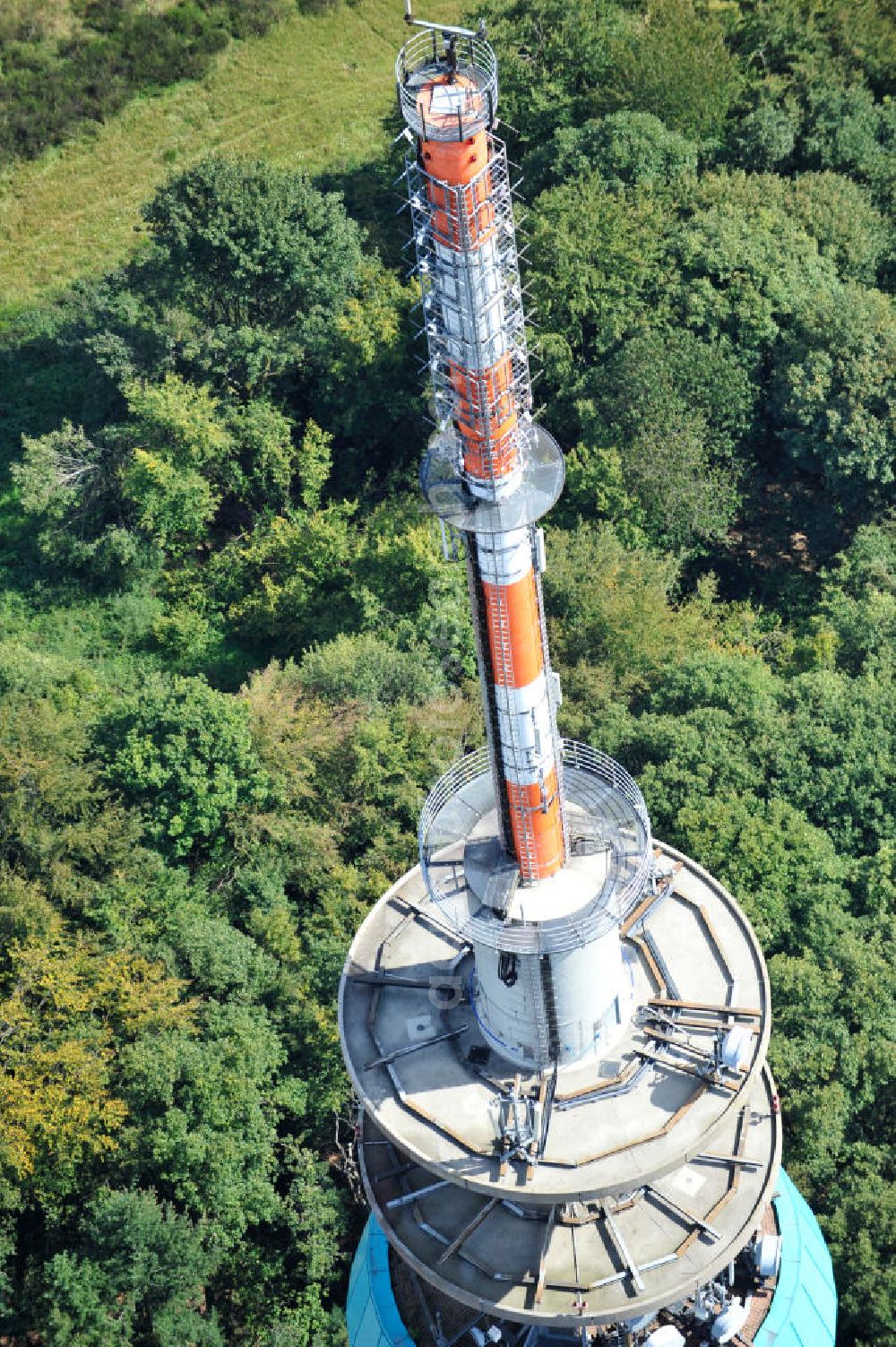 EßWEILER from the bird's eye view: Blick auf den Fernmeldeturm Bornberg auf dem Bornberg bei Eßweiler im Nordpfälzer Bergland in Rheinland-Pfalz. Der Sender ist 151 Meter hoch und wurde als Fernmeldeturm der Deutschen Telekom erbaut. View the telecommunications tower Bornberg in Rhineland-Palatinate. The station is 151 meters high and was built as a telecommunication tower of Deutsche Telekom.