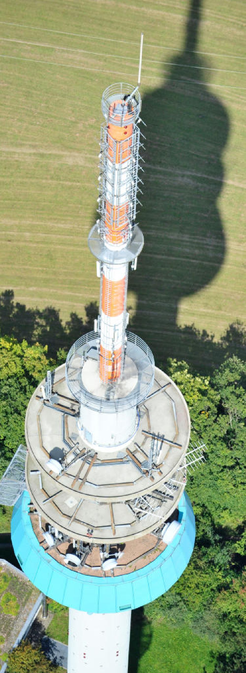 EßWEILER from above - Blick auf den Fernmeldeturm Bornberg auf dem Bornberg bei Eßweiler im Nordpfälzer Bergland in Rheinland-Pfalz. Der Sender ist 151 Meter hoch und wurde als Fernmeldeturm der Deutschen Telekom erbaut. View the telecommunications tower Bornberg in Rhineland-Palatinate. The station is 151 meters high and was built as a telecommunication tower of Deutsche Telekom.