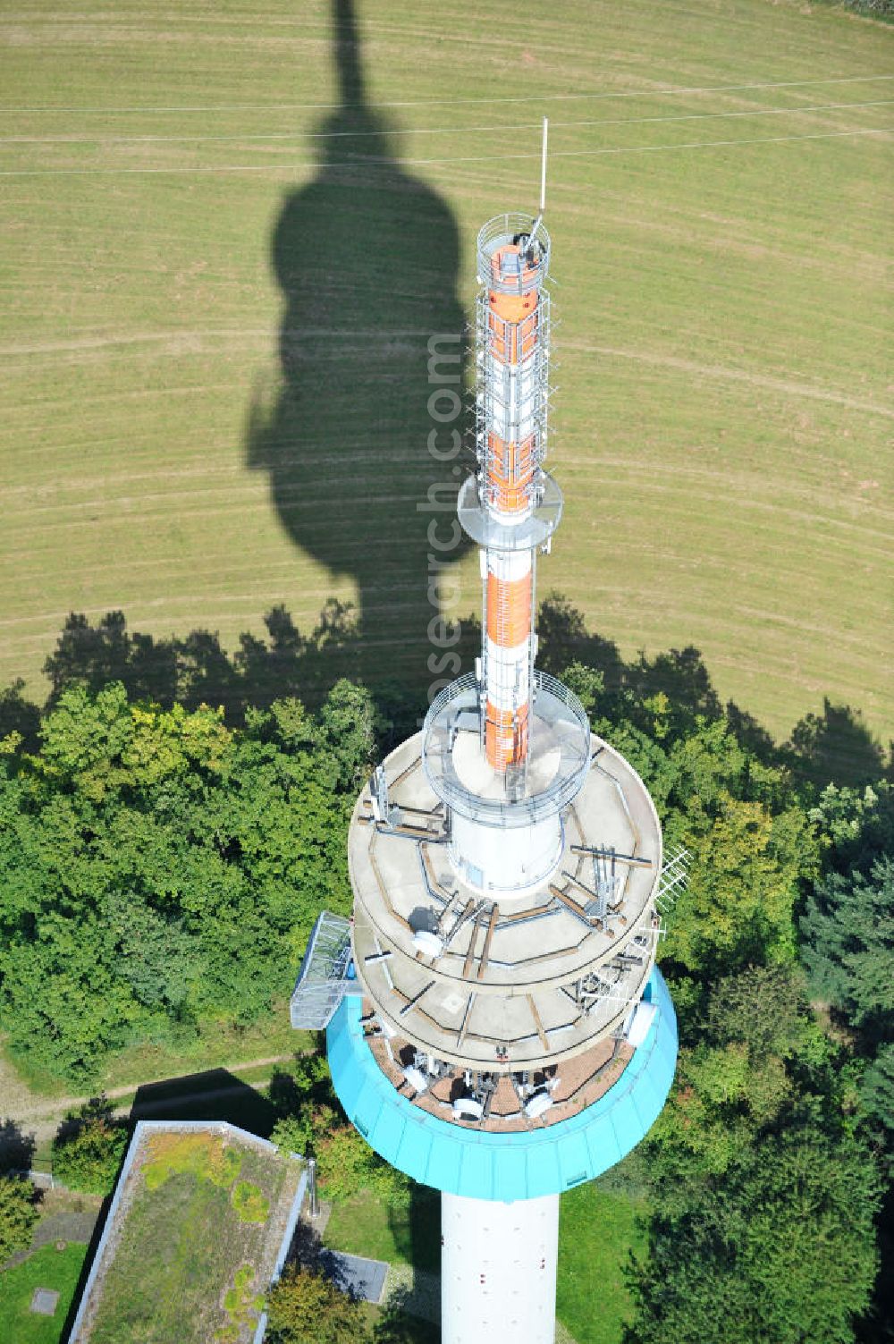 EßWEILER from the bird's eye view: Blick auf den Fernmeldeturm Bornberg auf dem Bornberg bei Eßweiler im Nordpfälzer Bergland in Rheinland-Pfalz. Der Sender ist 151 Meter hoch und wurde als Fernmeldeturm der Deutschen Telekom erbaut. View the telecommunications tower Bornberg in Rhineland-Palatinate. The station is 151 meters high and was built as a telecommunication tower of Deutsche Telekom.