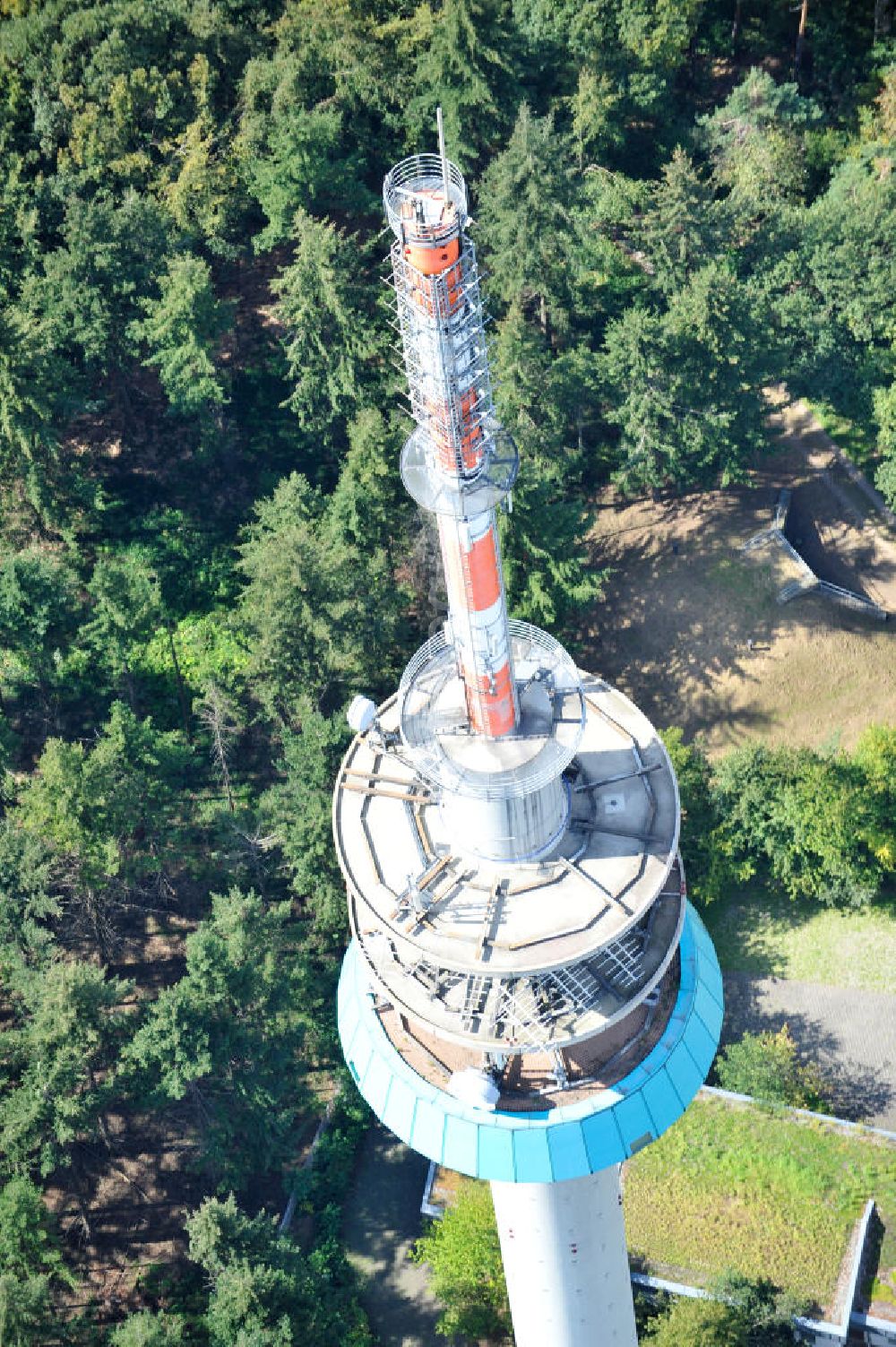 Aerial image EßWEILER - Blick auf den Fernmeldeturm Bornberg auf dem Bornberg bei Eßweiler im Nordpfälzer Bergland in Rheinland-Pfalz. Der Sender ist 151 Meter hoch und wurde als Fernmeldeturm der Deutschen Telekom erbaut. View the telecommunications tower Bornberg in Rhineland-Palatinate. The station is 151 meters high and was built as a telecommunication tower of Deutsche Telekom.