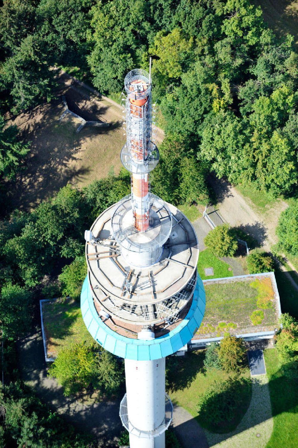 Aerial photograph EßWEILER - Blick auf den Fernmeldeturm Bornberg auf dem Bornberg bei Eßweiler im Nordpfälzer Bergland in Rheinland-Pfalz. Der Sender ist 151 Meter hoch und wurde als Fernmeldeturm der Deutschen Telekom erbaut. View the telecommunications tower Bornberg in Rhineland-Palatinate. The station is 151 meters high and was built as a telecommunication tower of Deutsche Telekom.