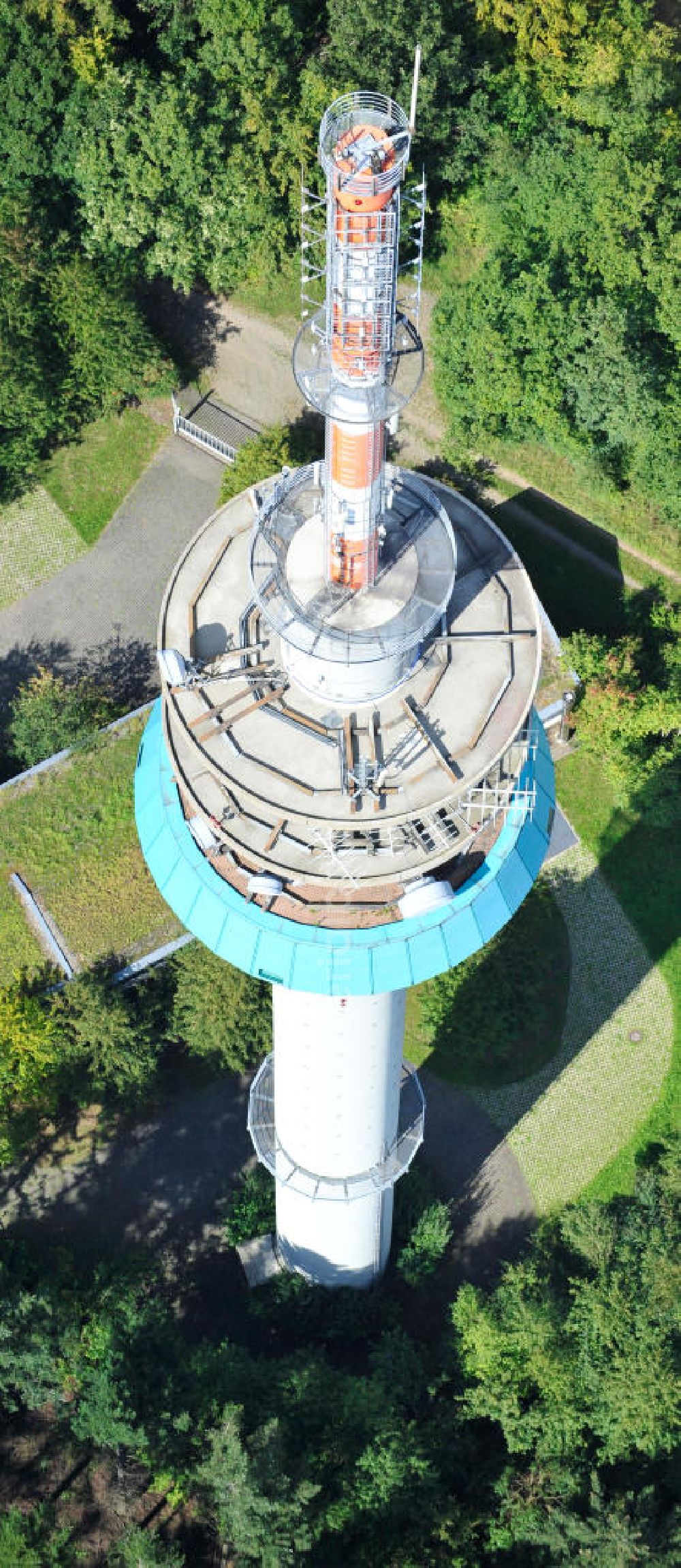 EßWEILER from above - Blick auf den Fernmeldeturm Bornberg auf dem Bornberg bei Eßweiler im Nordpfälzer Bergland in Rheinland-Pfalz. Der Sender ist 151 Meter hoch und wurde als Fernmeldeturm der Deutschen Telekom erbaut. View the telecommunications tower Bornberg in Rhineland-Palatinate. The station is 151 meters high and was built as a telecommunication tower of Deutsche Telekom.