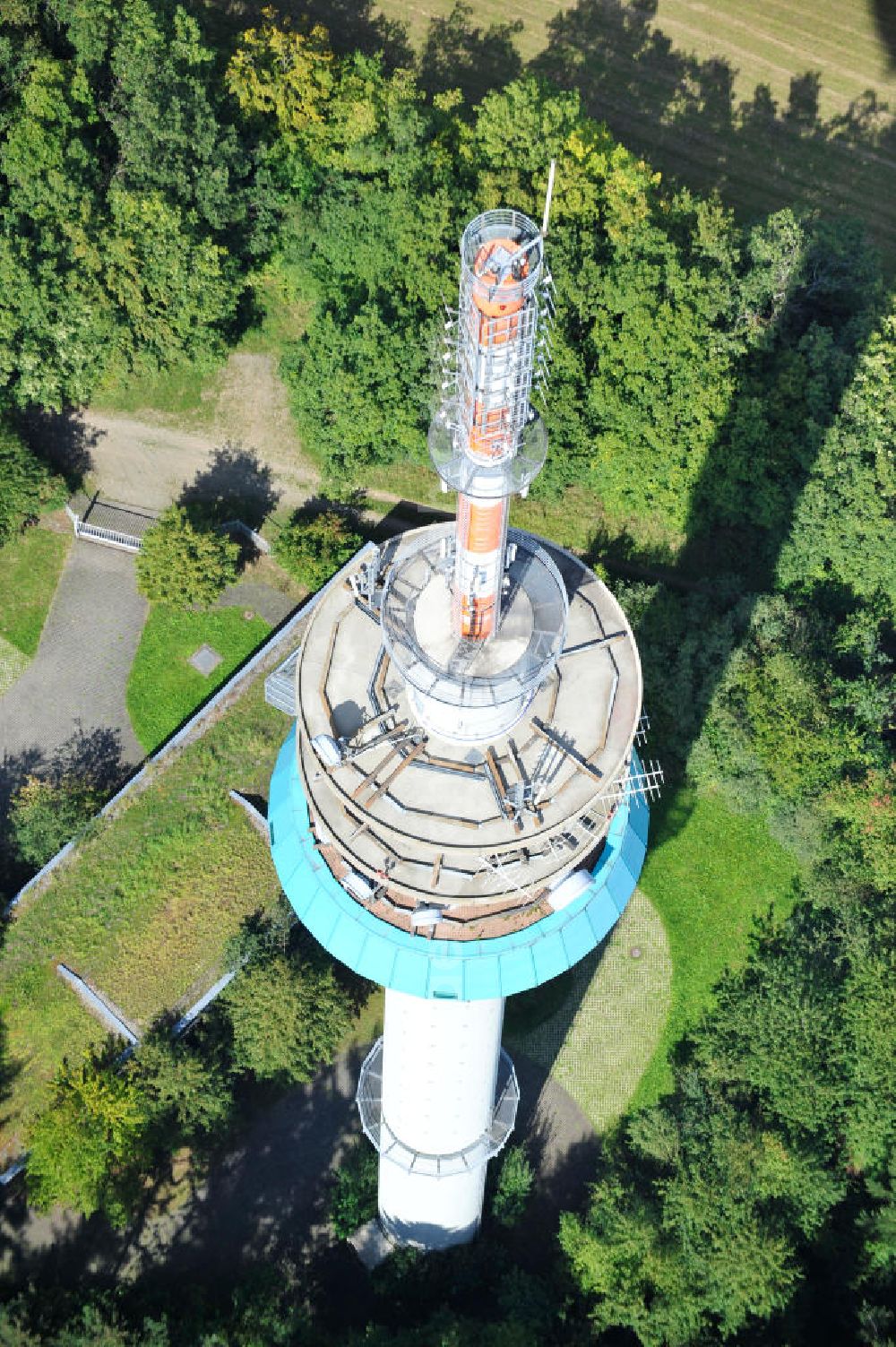 EßWEILER from the bird's eye view: Blick auf den Fernmeldeturm Bornberg auf dem Bornberg bei Eßweiler im Nordpfälzer Bergland in Rheinland-Pfalz. Der Sender ist 151 Meter hoch und wurde als Fernmeldeturm der Deutschen Telekom erbaut. View the telecommunications tower Bornberg in Rhineland-Palatinate. The station is 151 meters high and was built as a telecommunication tower of Deutsche Telekom.