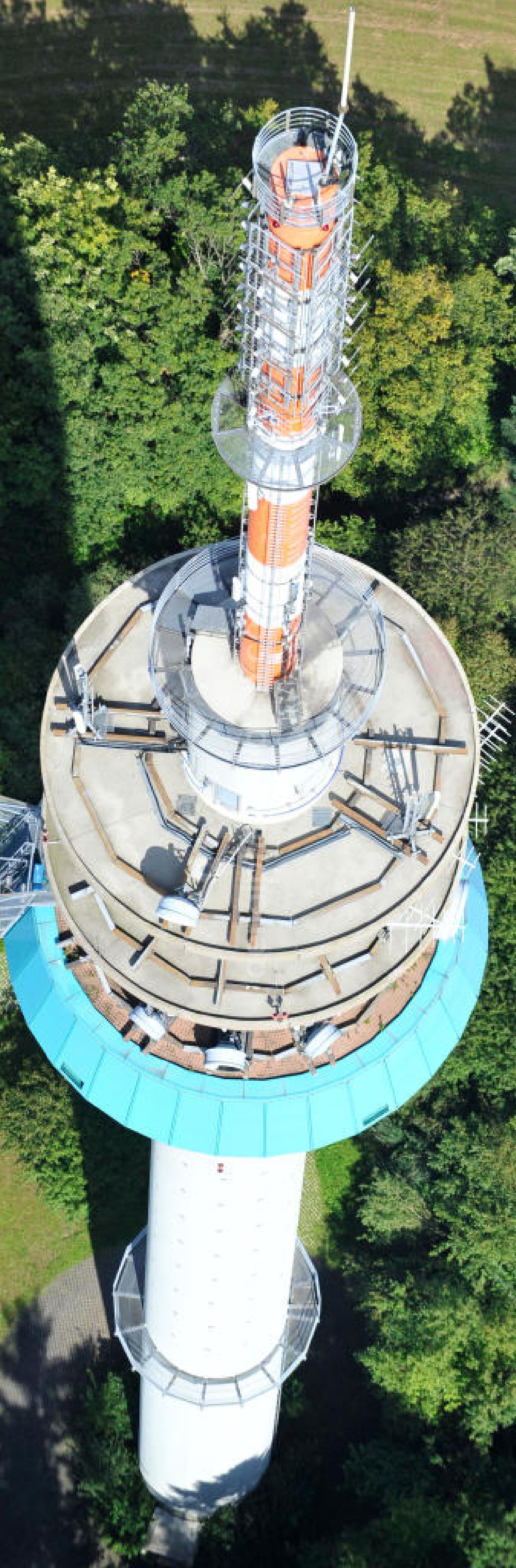 Aerial image EßWEILER - Blick auf den Fernmeldeturm Bornberg auf dem Bornberg bei Eßweiler im Nordpfälzer Bergland in Rheinland-Pfalz. Der Sender ist 151 Meter hoch und wurde als Fernmeldeturm der Deutschen Telekom erbaut. View the telecommunications tower Bornberg in Rhineland-Palatinate. The station is 151 meters high and was built as a telecommunication tower of Deutsche Telekom.