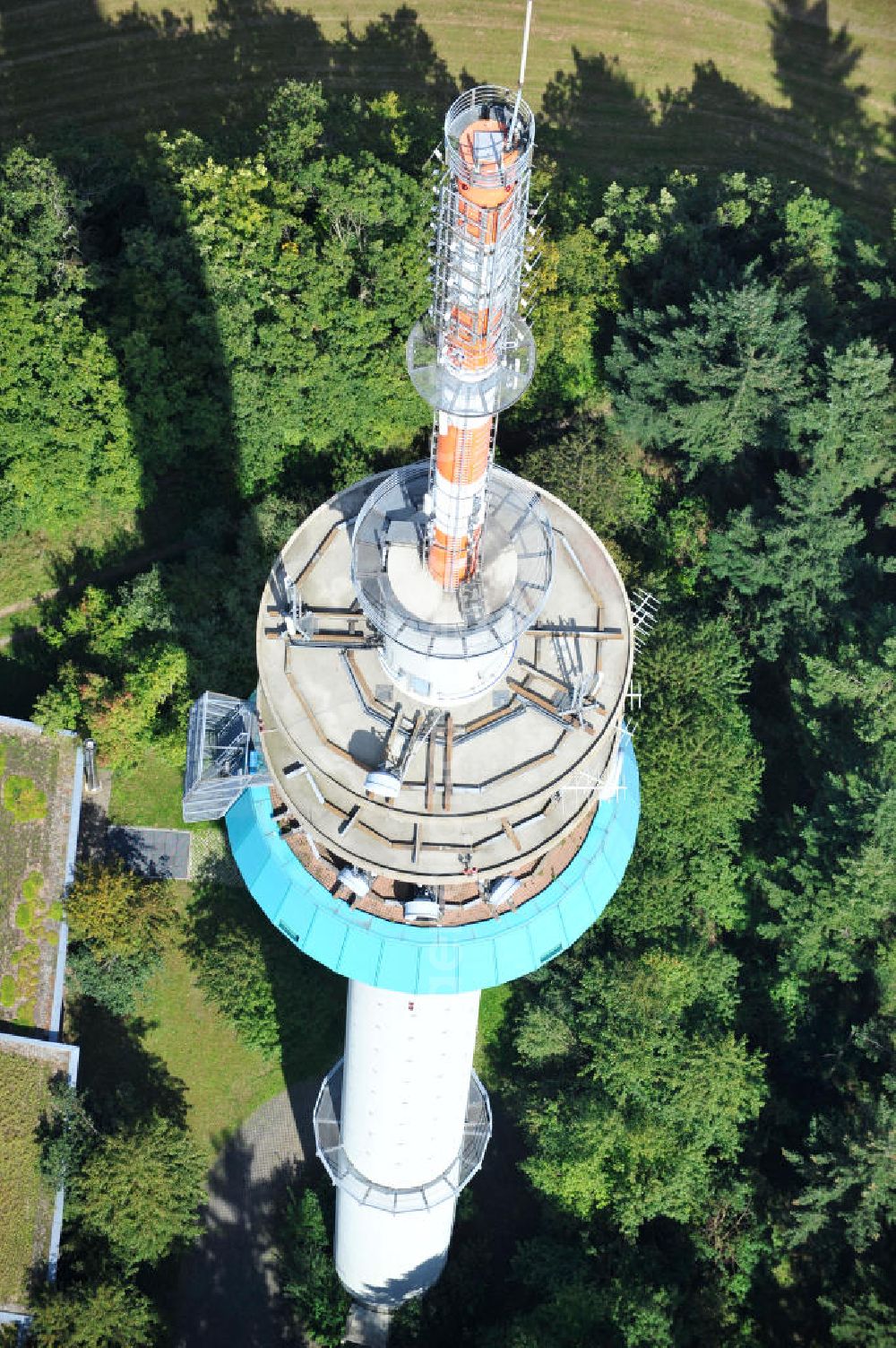 Aerial photograph EßWEILER - Blick auf den Fernmeldeturm Bornberg auf dem Bornberg bei Eßweiler im Nordpfälzer Bergland in Rheinland-Pfalz. Der Sender ist 151 Meter hoch und wurde als Fernmeldeturm der Deutschen Telekom erbaut. View the telecommunications tower Bornberg in Rhineland-Palatinate. The station is 151 meters high and was built as a telecommunication tower of Deutsche Telekom.