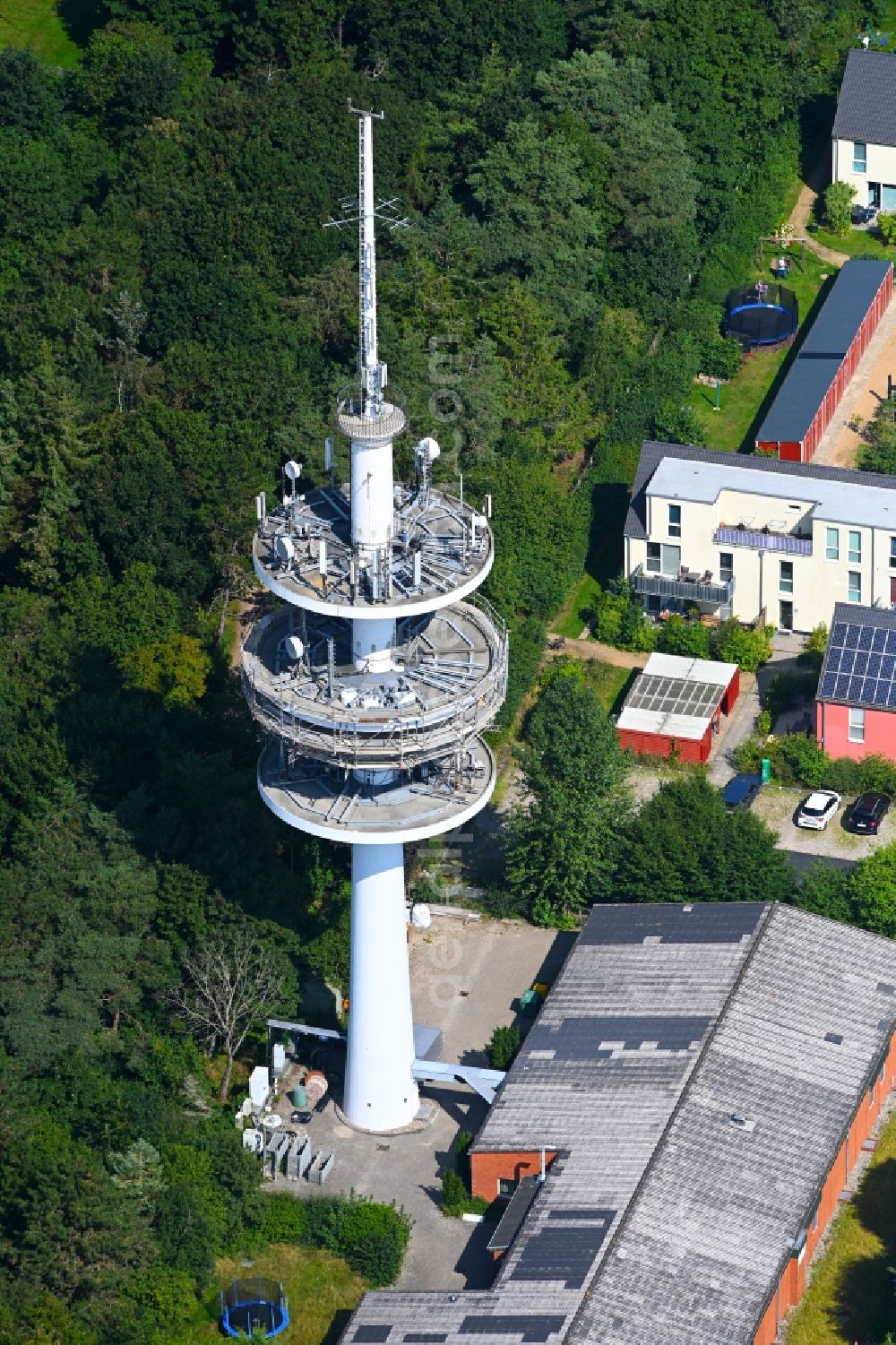 Aerial photograph Wyk auf Föhr - Steel mast funkturm and transmission system as basic network transmitter in Wyk auf Foehr in the state Schleswig-Holstein, Germany