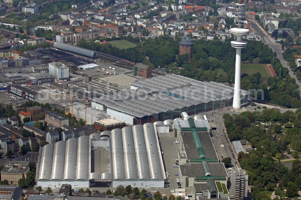 Hamburg from the bird's eye view: Blick auf die Messehalle der Hamburg Messe. Auf dem Gelände der Hamburg Messe finden jährlich gut 20 Eigen- und Gastverantstaltungen statt, auf denen sich rund 12.000 Aussteller und etwa 900.000 Besucher aus aller Welt treffen. View of the exhibition hall of the Hamburg Messe. On the site of the Hamburg Fair are held annually over 20 equity fairs and external fairs where over 12,000 exhibitors and 900,000 visitors from around the world take part in.