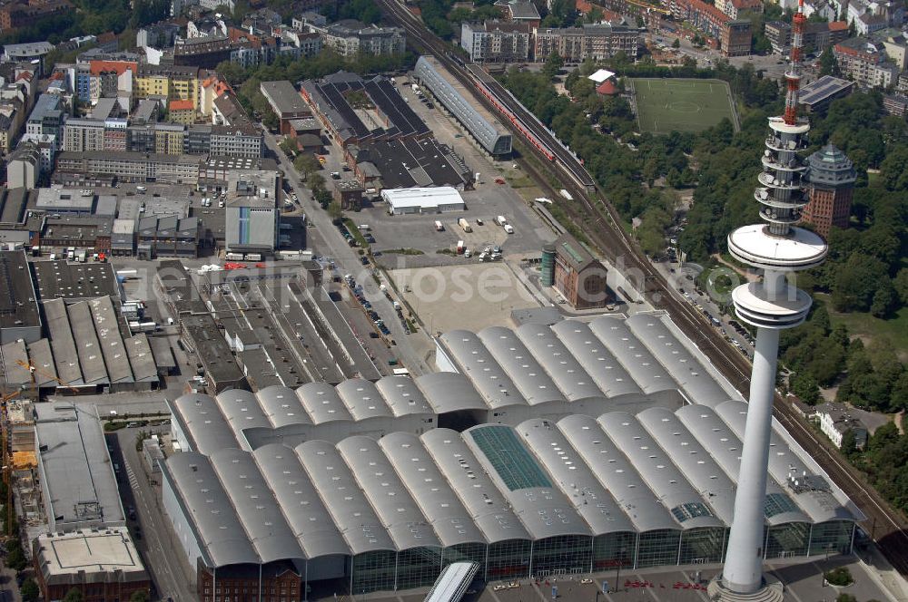 Aerial photograph Hamburg - Blick auf die Messehalle der Hamburg Messe. Auf dem Gelände der Hamburg Messe finden jährlich gut 20 Eigen- und Gastverantstaltungen statt, auf denen sich rund 12.000 Aussteller und etwa 900.000 Besucher aus aller Welt treffen. View of the exhibition hall of the Hamburg Messe. On the site of the Hamburg Fair are held annually over 20 equity fairs and external fairs where over 12,000 exhibitors and 900,000 visitors from around the world take part in.