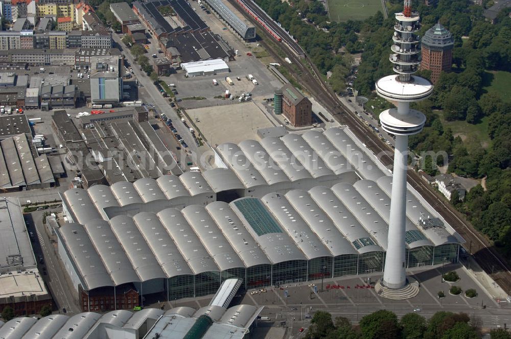 Hamburg from above - Blick auf die Messehalle der Hamburg Messe. Auf dem Gelände der Hamburg Messe finden jährlich gut 20 Eigen- und Gastverantstaltungen statt, auf denen sich rund 12.000 Aussteller und etwa 900.000 Besucher aus aller Welt treffen. View of the exhibition hall of the Hamburg Messe. On the site of the Hamburg Fair are held annually over 20 equity fairs and external fairs where over 12,000 exhibitors and 900,000 visitors from around the world take part in.