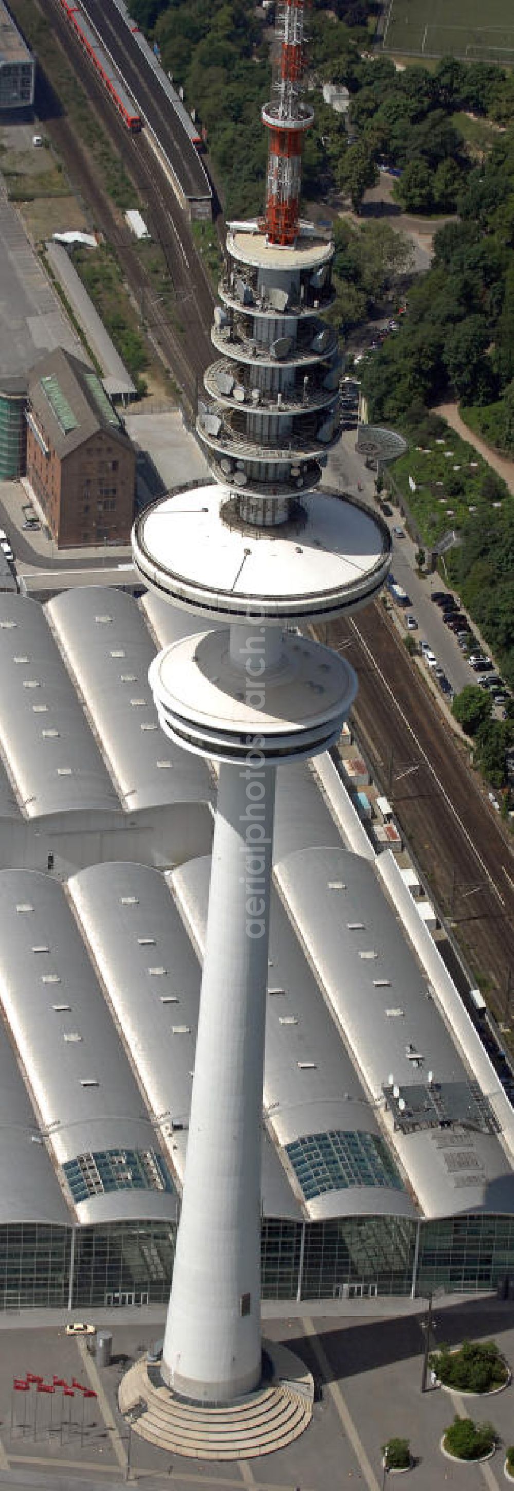 Aerial photograph Hamburg - Blick auf den Fernmeldeturm Heinrich-Hertz-Turm am Messe-Gelände mit dem Schanzenturm im Hintergrund. Umgangssprachlich wird der 279 Meter hohe Fernmeldeturm auch Fernsehturm oder Tele-Michel genannt und ist eines der Wahrzeichen Hamburgs. Der Schanzenturm befindet sich im Sternschanzenpark und ist mit 57,5 Meter der ehemals größte Wasserturm Europas. Heute befindet sich das Mövenpick Hotel Hamburg im Schanzenturm. View of the telecommunications tower Heinrich-Hertz-Tower at the trade fair grounds and the Schanzenturm in the background. Colloquially, the 279-meter-high communications tower is called TV tower or tele-Michel and is one of the landmarks of Hamburg. The Schanzenturm is located in Sternschanzenpark and is with 57.5 meters the formerly largest water tower in Europe. Today, the Mövenpick Hotel Hamburg is located in the Schanzenturm.