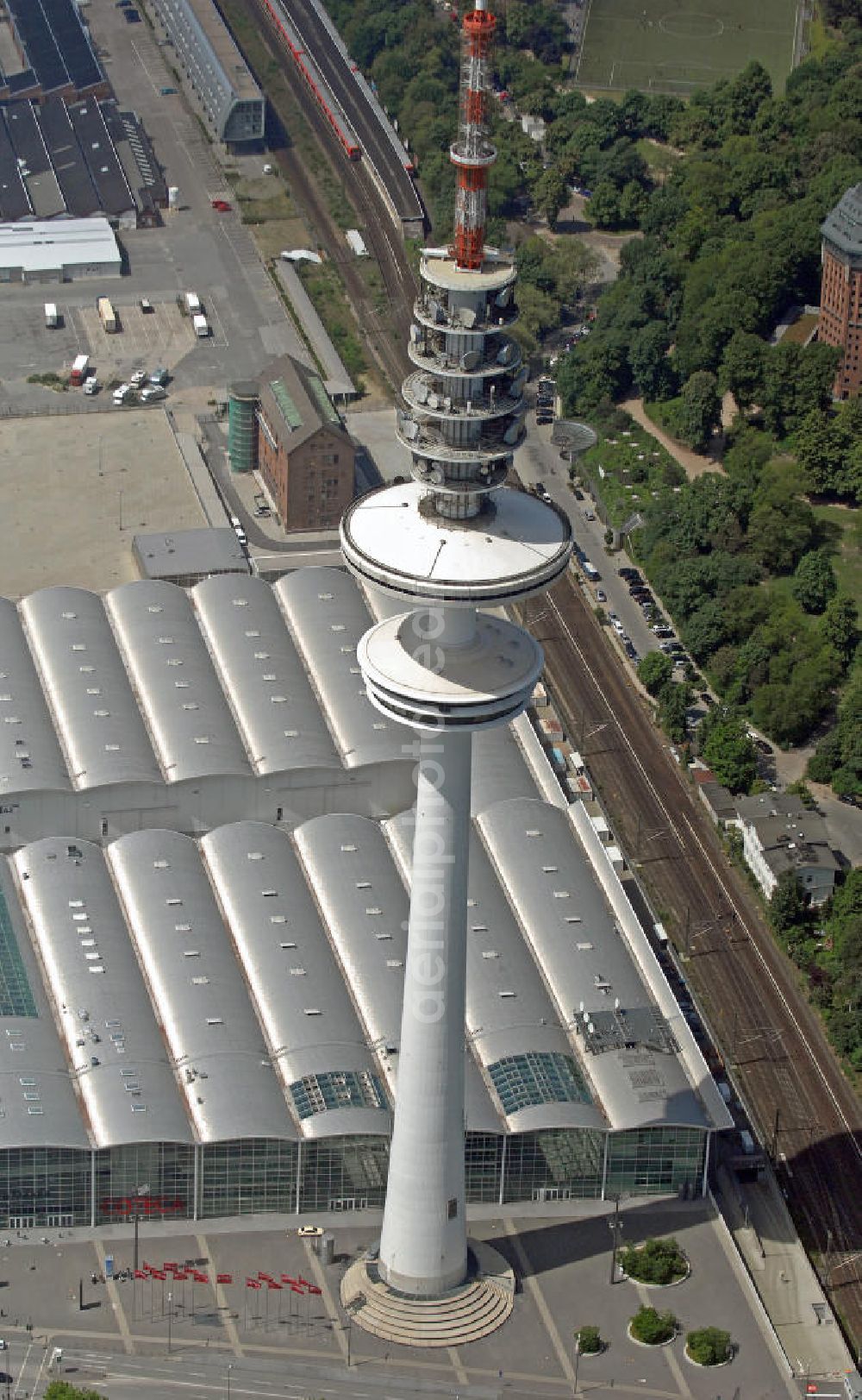 Hamburg from above - Blick auf den Fernmeldeturm Heinrich-Hertz-Turm am Messe-Gelände mit dem Schanzenturm im Hintergrund. Umgangssprachlich wird der 279 Meter hohe Fernmeldeturm auch Fernsehturm oder Tele-Michel genannt und ist eines der Wahrzeichen Hamburgs. Der Schanzenturm befindet sich im Sternschanzenpark und ist mit 57,5 Meter der ehemals größte Wasserturm Europas. Heute befindet sich das Mövenpick Hotel Hamburg im Schanzenturm. View of the telecommunications tower Heinrich-Hertz-Tower at the trade fair grounds and the Schanzenturm in the background. Colloquially, the 279-meter-high communications tower is called TV tower or tele-Michel and is one of the landmarks of Hamburg. The Schanzenturm is located in Sternschanzenpark and is with 57.5 meters the formerly largest water tower in Europe. Today, the Mövenpick Hotel Hamburg is located in the Schanzenturm.