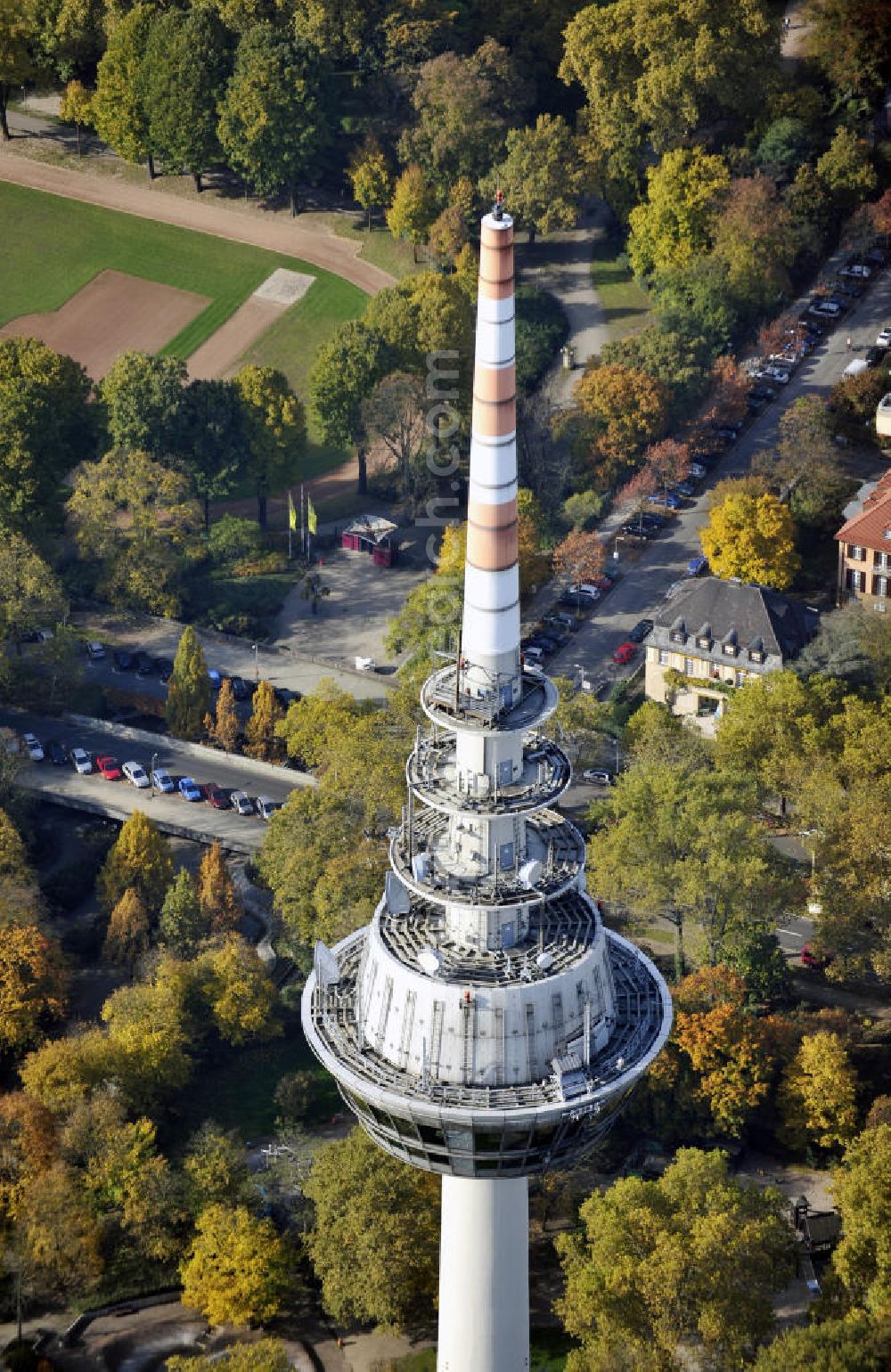 Mannheim from above - Blick auf den Fernmeldeturm am Luisenpark, ein Wahrzeichen von Mannheim. Der 212,80 meter hohe Turm wurde zu Beginn der Bundesgartenschau 1975 fertiggestellt und wird als Aussichtsturm und Restaurant genutzt. View to the telecommunication tower in Mannheim, wich was built in 1975.