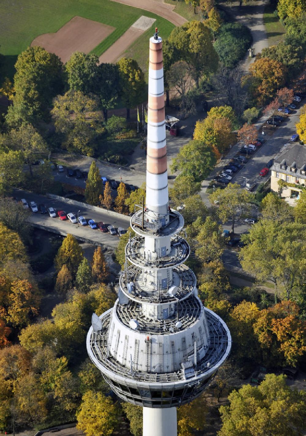 Mannheim from the bird's eye view: Blick auf den Fernmeldeturm am Luisenpark, ein Wahrzeichen von Mannheim. Der 212,80 meter hohe Turm wurde zu Beginn der Bundesgartenschau 1975 fertiggestellt und wird als Aussichtsturm und Restaurant genutzt. View to the telecommunication tower in Mannheim, wich was built in 1975.