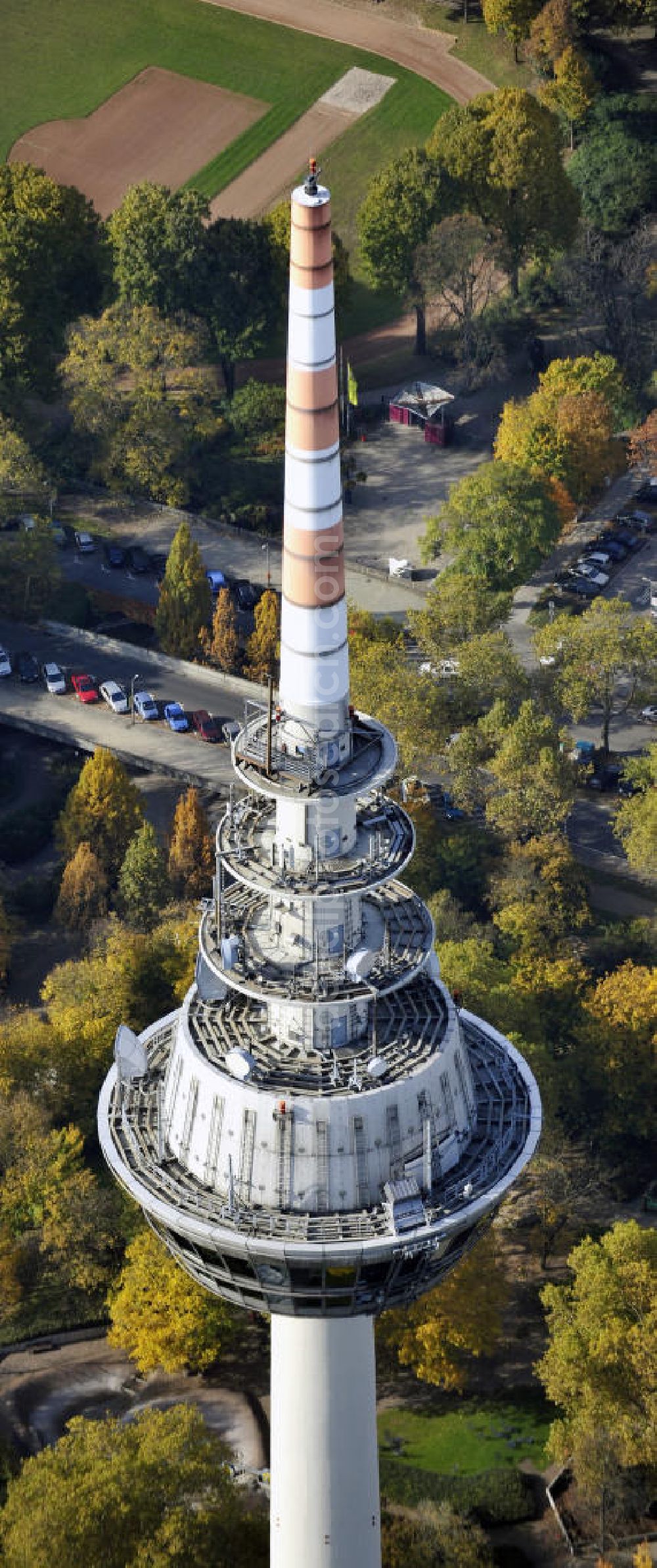 Aerial image Mannheim - Blick auf den Fernmeldeturm am Luisenpark, ein Wahrzeichen von Mannheim. Der 212,80 meter hohe Turm wurde zu Beginn der Bundesgartenschau 1975 fertiggestellt und wird als Aussichtsturm und Restaurant genutzt. View to the telecommunication tower in Mannheim, wich was built in 1975.