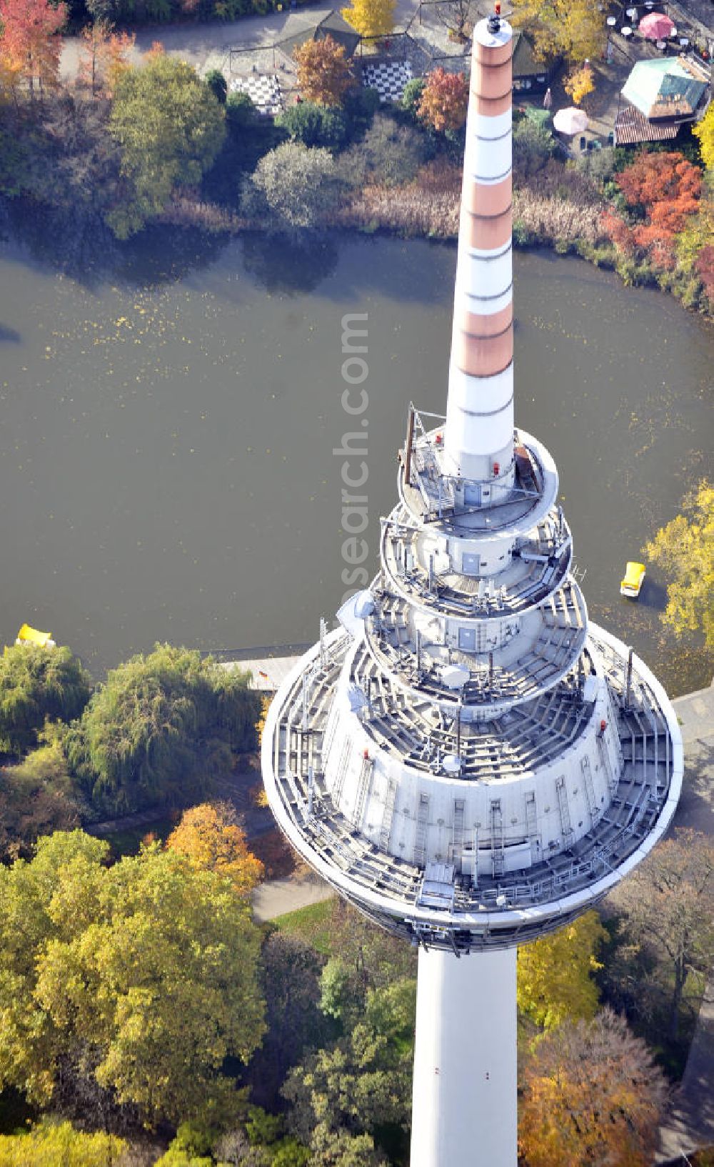 Aerial photograph Mannheim - Blick auf den Fernmeldeturm am Luisenpark, ein Wahrzeichen von Mannheim. Der 212,80 meter hohe Turm wurde zu Beginn der Bundesgartenschau 1975 fertiggestellt und wird als Aussichtsturm und Restaurant genutzt. View to the telecommunication tower in Mannheim, wich was built in 1975.