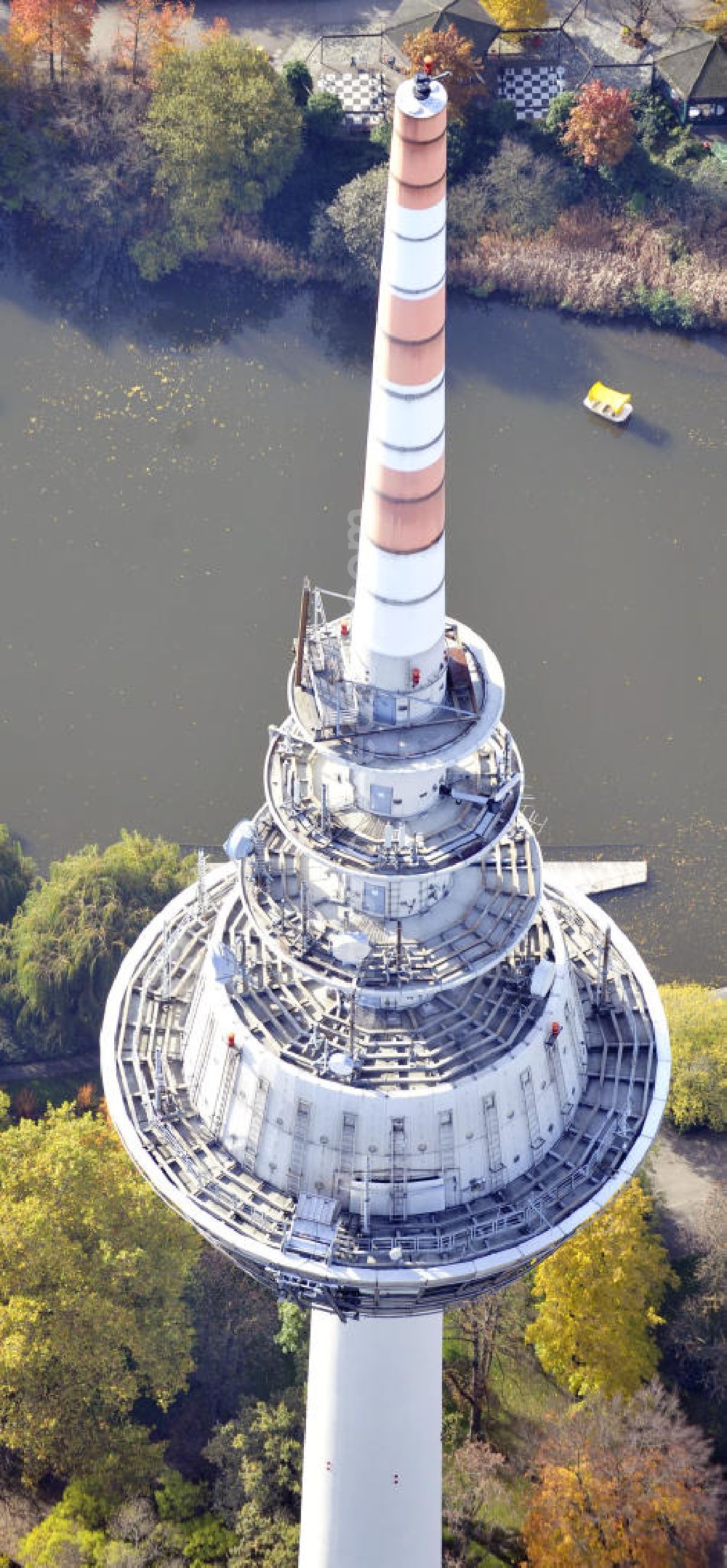 Mannheim from above - Blick auf den Fernmeldeturm am Luisenpark, ein Wahrzeichen von Mannheim. Der 212,80 meter hohe Turm wurde zu Beginn der Bundesgartenschau 1975 fertiggestellt und wird als Aussichtsturm und Restaurant genutzt. View to the telecommunication tower in Mannheim, wich was built in 1975.