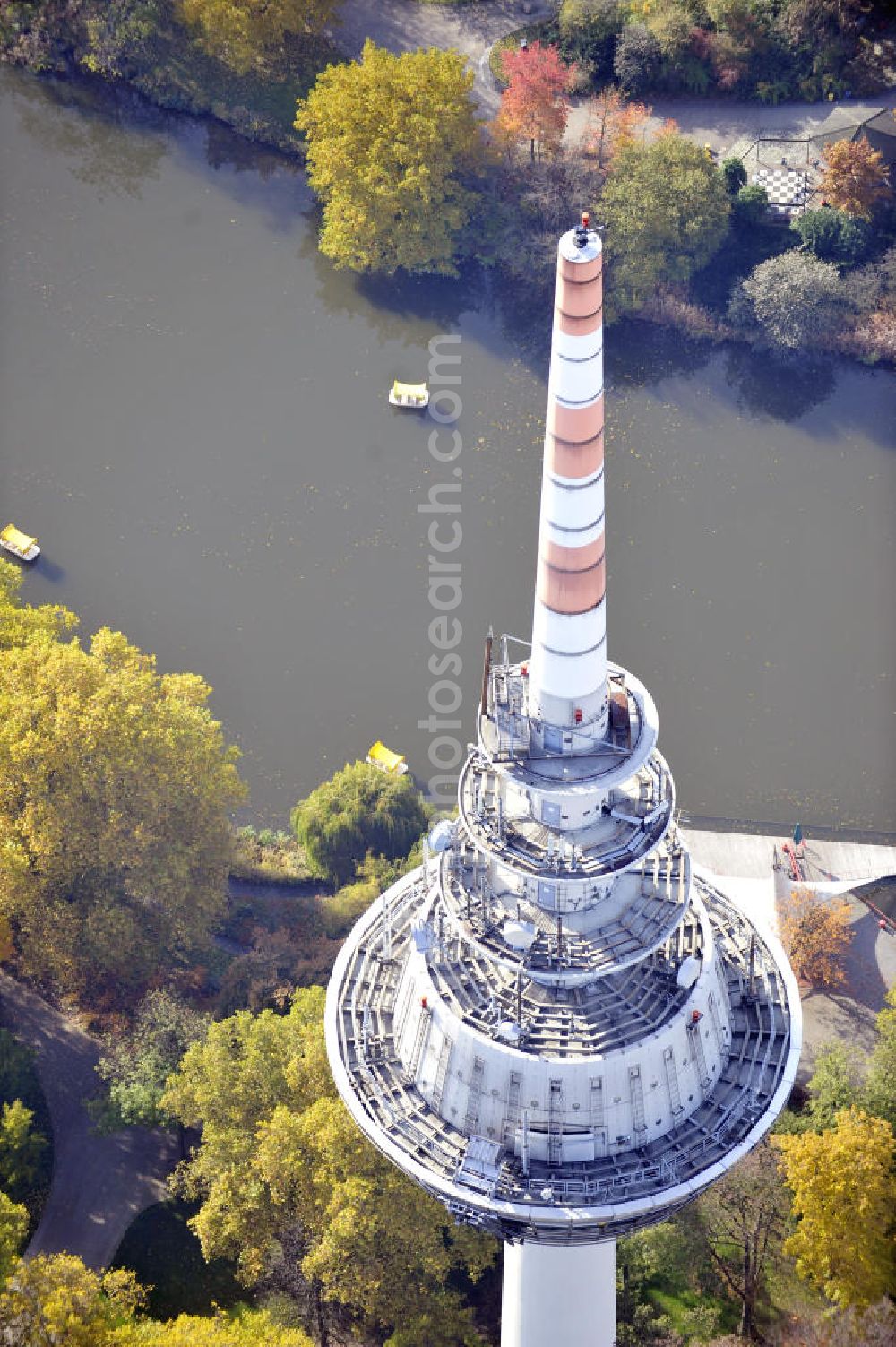 Mannheim from the bird's eye view: Blick auf den Fernmeldeturm am Luisenpark, ein Wahrzeichen von Mannheim. Der 212,80 meter hohe Turm wurde zu Beginn der Bundesgartenschau 1975 fertiggestellt und wird als Aussichtsturm und Restaurant genutzt. View to the telecommunication tower in Mannheim, wich was built in 1975.