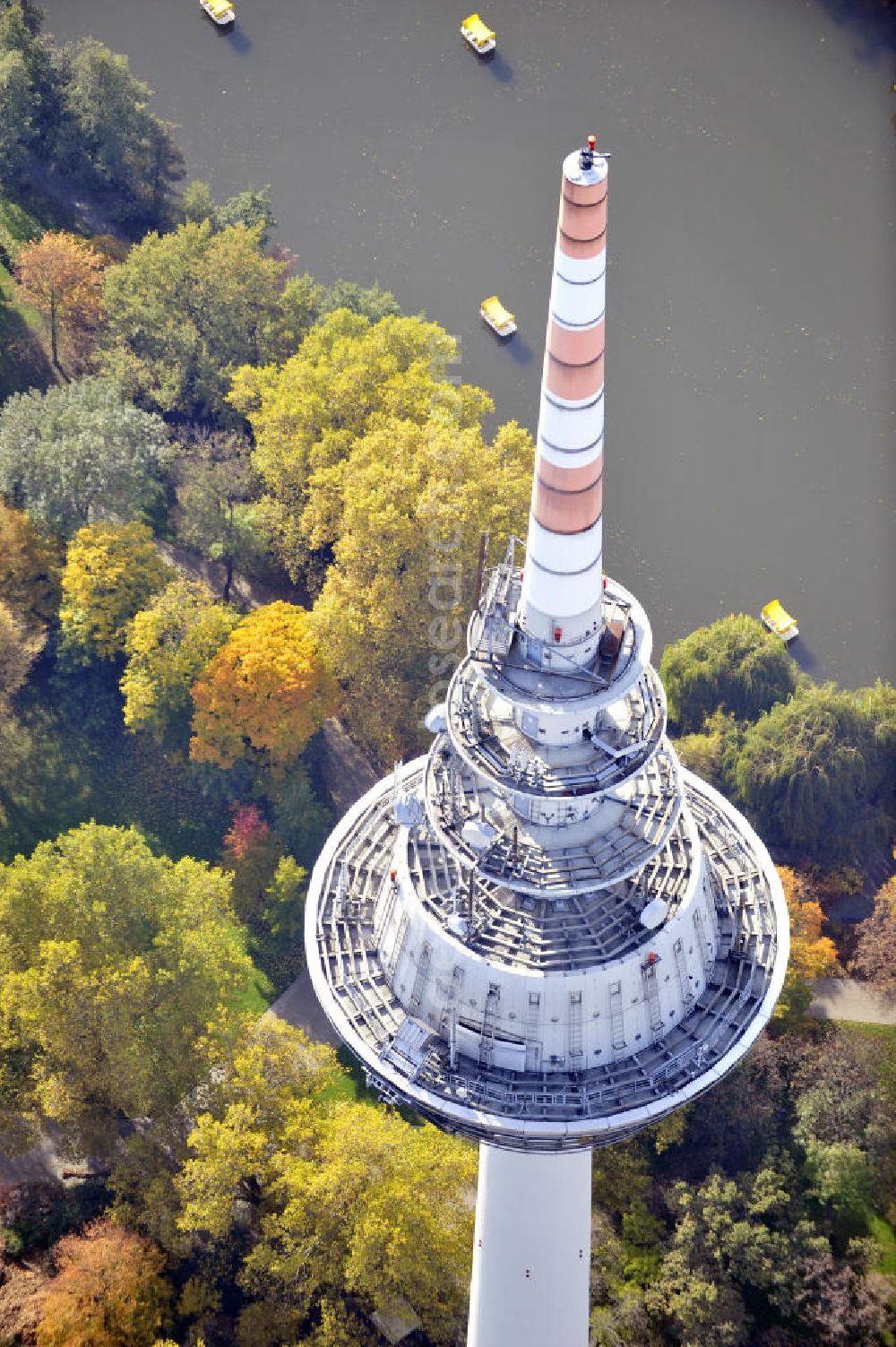 Aerial image Mannheim - Blick auf den Fernmeldeturm am Luisenpark, ein Wahrzeichen von Mannheim. Der 212,80 meter hohe Turm wurde zu Beginn der Bundesgartenschau 1975 fertiggestellt und wird als Aussichtsturm und Restaurant genutzt. View to the telecommunication tower in Mannheim, wich was built in 1975.