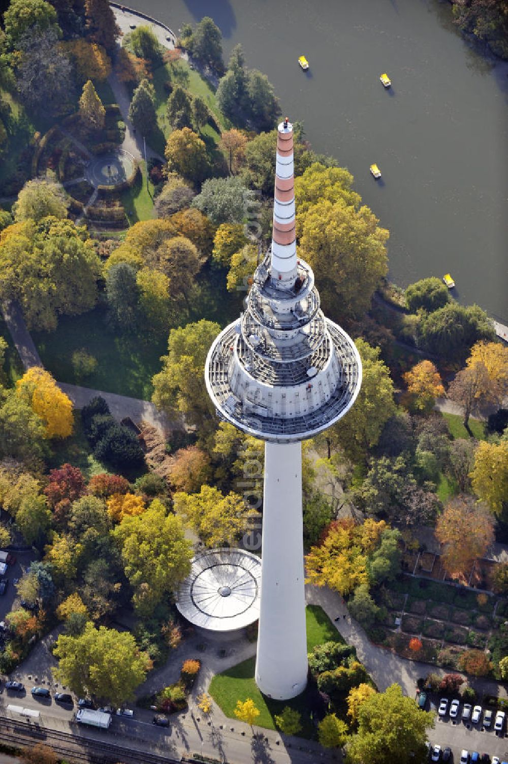 Aerial photograph Mannheim - Blick auf den Fernmeldeturm am Luisenpark, ein Wahrzeichen von Mannheim. Der 212,80 meter hohe Turm wurde zu Beginn der Bundesgartenschau 1975 fertiggestellt und wird als Aussichtsturm und Restaurant genutzt. View to the telecommunication tower in Mannheim, wich was built in 1975.