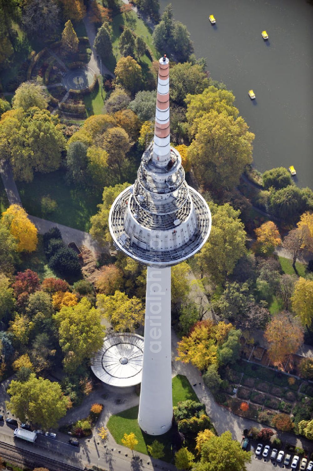 Mannheim from above - Blick auf den Fernmeldeturm am Luisenpark, ein Wahrzeichen von Mannheim. Der 212,80 meter hohe Turm wurde zu Beginn der Bundesgartenschau 1975 fertiggestellt und wird als Aussichtsturm und Restaurant genutzt. View to the telecommunication tower in Mannheim, wich was built in 1975.