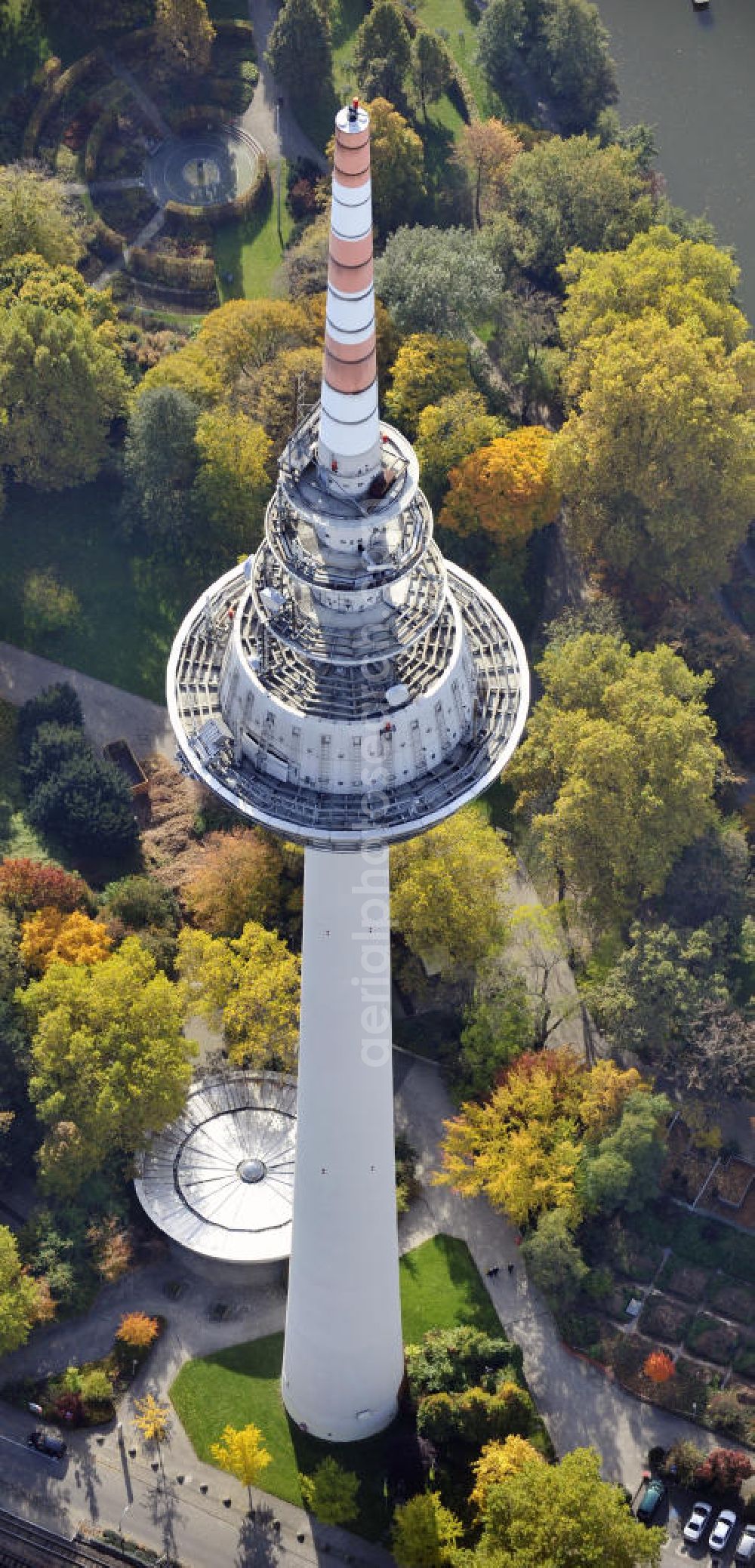 Mannheim from the bird's eye view: Blick auf den Fernmeldeturm am Luisenpark, ein Wahrzeichen von Mannheim. Der 212,80 meter hohe Turm wurde zu Beginn der Bundesgartenschau 1975 fertiggestellt und wird als Aussichtsturm und Restaurant genutzt. View to the telecommunication tower in Mannheim, wich was built in 1975.