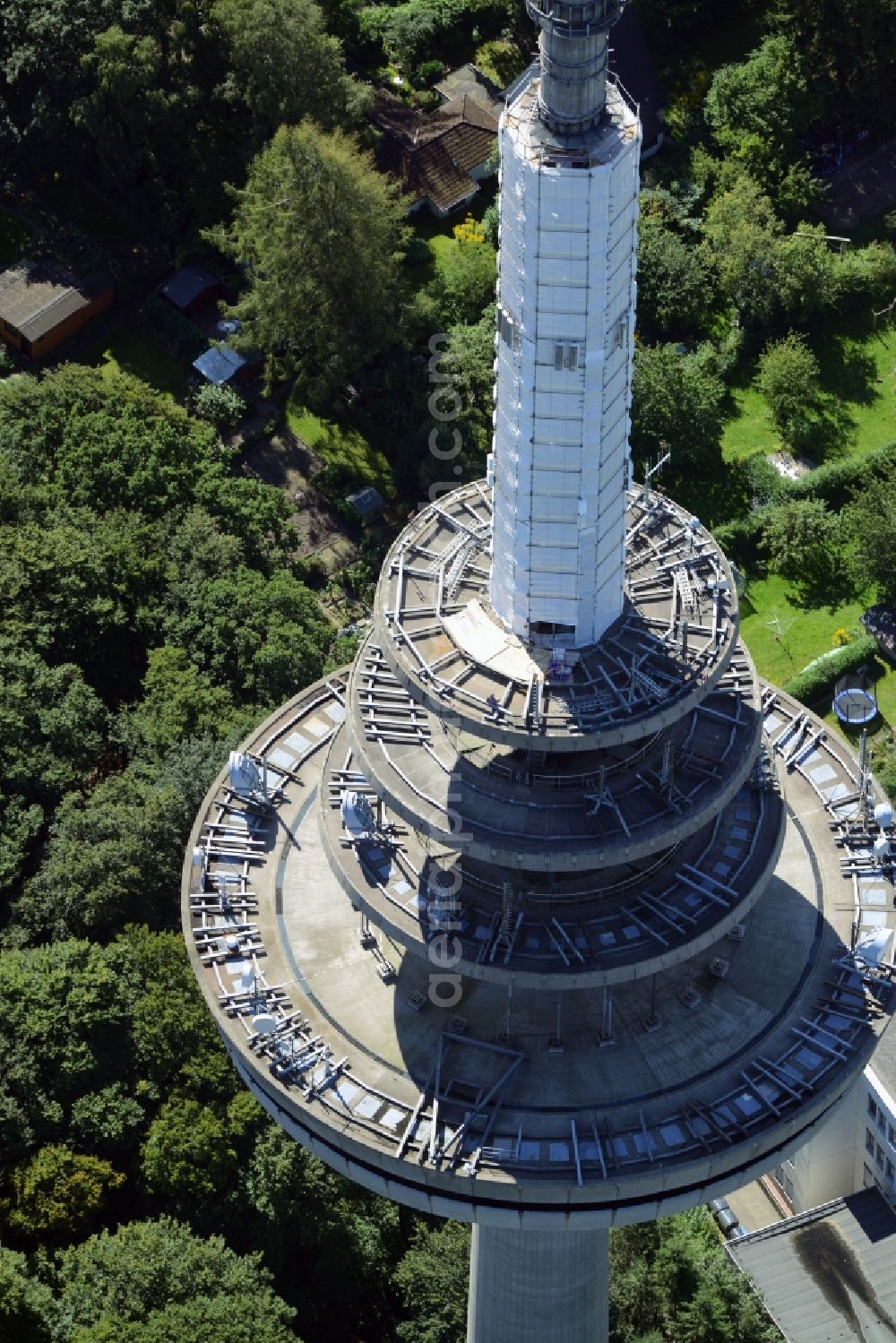 Aerial image Kiel - Radio tower in Vieburger woods in Kiel in Schleswig-Holstein. Currently, renovation work will take place through the Werner Diener GmbH & Co. Industrieanstrich KG