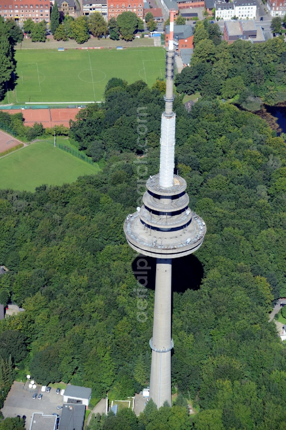 Aerial photograph Kiel - Radio tower in Vieburger woods in Kiel in Schleswig-Holstein. Currently, renovation work will take place through the Werner Diener GmbH & Co. Industrieanstrich KG