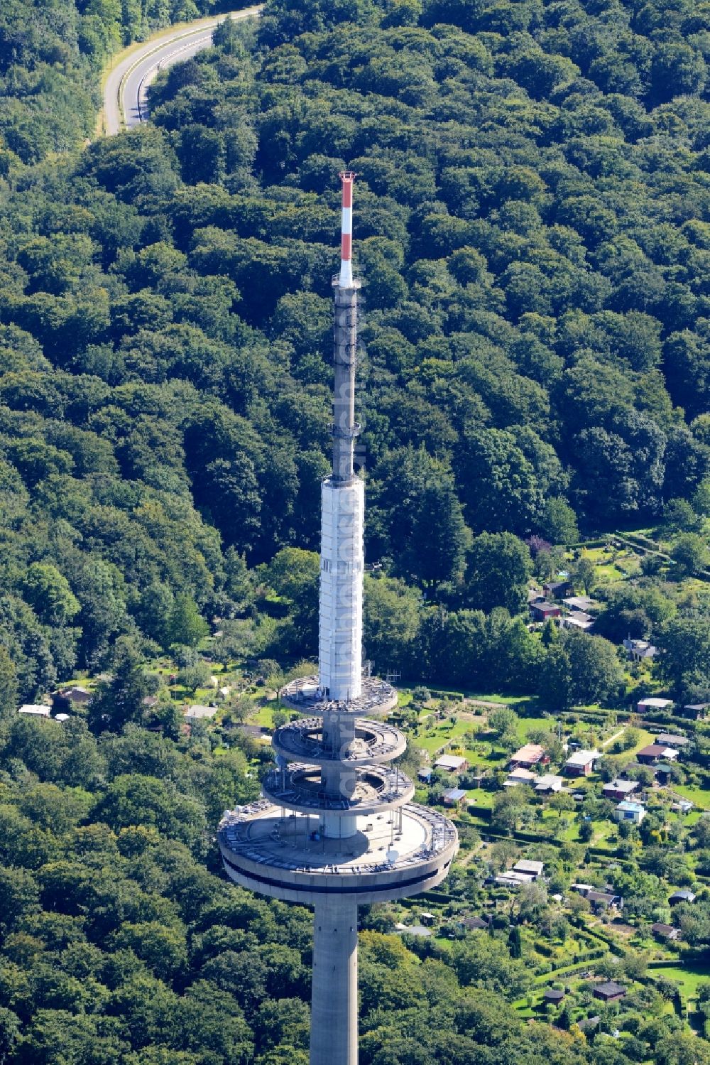 Aerial image Kiel - Radio tower in Vieburger woods in Kiel in Schleswig-Holstein. Currently, renovation work will take place through the Werner Diener GmbH & Co. Industrieanstrich KG