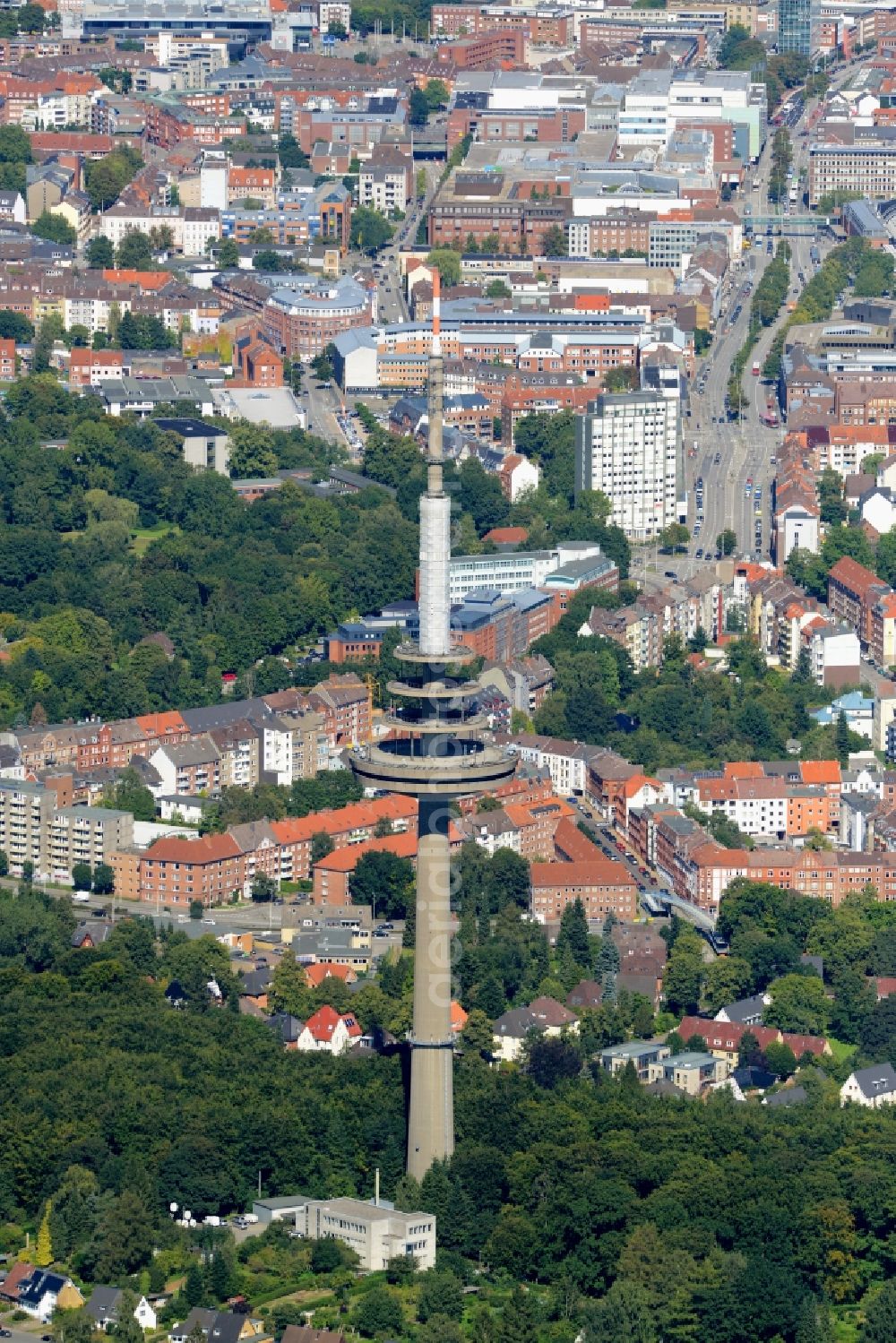 Aerial image Kiel - Radio tower in Vieburger woods in Kiel in Schleswig-Holstein. Currently, renovation work will take place through the Werner Diener GmbH & Co. Industrieanstrich KG