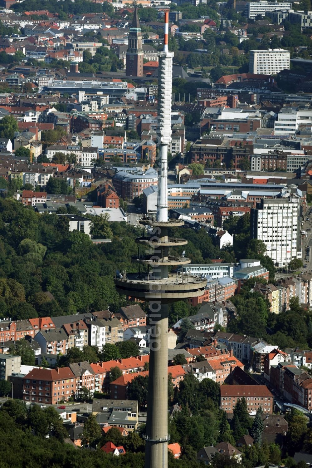 Aerial photograph Kiel - Radio tower in Vieburger woods in Kiel in Schleswig-Holstein. Currently, renovation work will take place through the Werner Diener GmbH & Co. Industrieanstrich KG