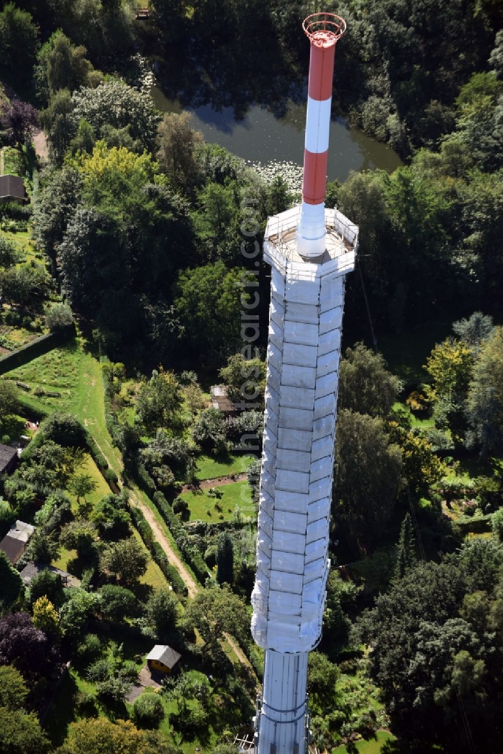 Aerial image Kiel - Radio tower in Vieburger woods in Kiel in Schleswig-Holstein. Currently, renovation work will take place through the Werner Diener GmbH & Co. Industrieanstrich KG