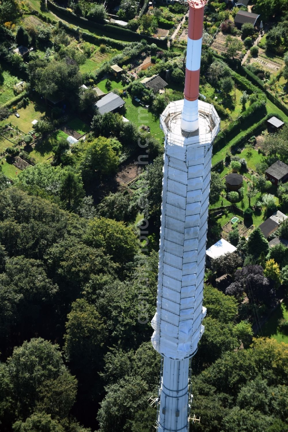 Aerial photograph Kiel - Radio tower in Vieburger woods in Kiel in Schleswig-Holstein. Currently, renovation work will take place through the Werner Diener GmbH & Co. Industrieanstrich KG