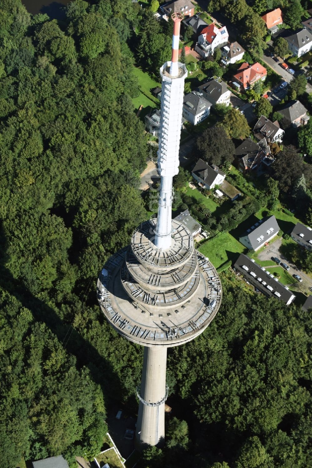 Aerial image Kiel - Radio tower in Vieburger woods in Kiel in Schleswig-Holstein. Currently, renovation work will take place through the Werner Diener GmbH & Co. Industrieanstrich KG