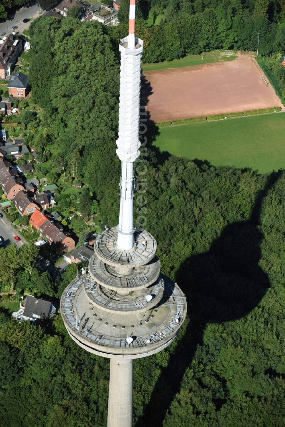 Aerial image Kiel - Radio tower in Vieburger woods in Kiel in Schleswig-Holstein. Currently, renovation work will take place through the Werner Diener GmbH & Co. Industrieanstrich KG