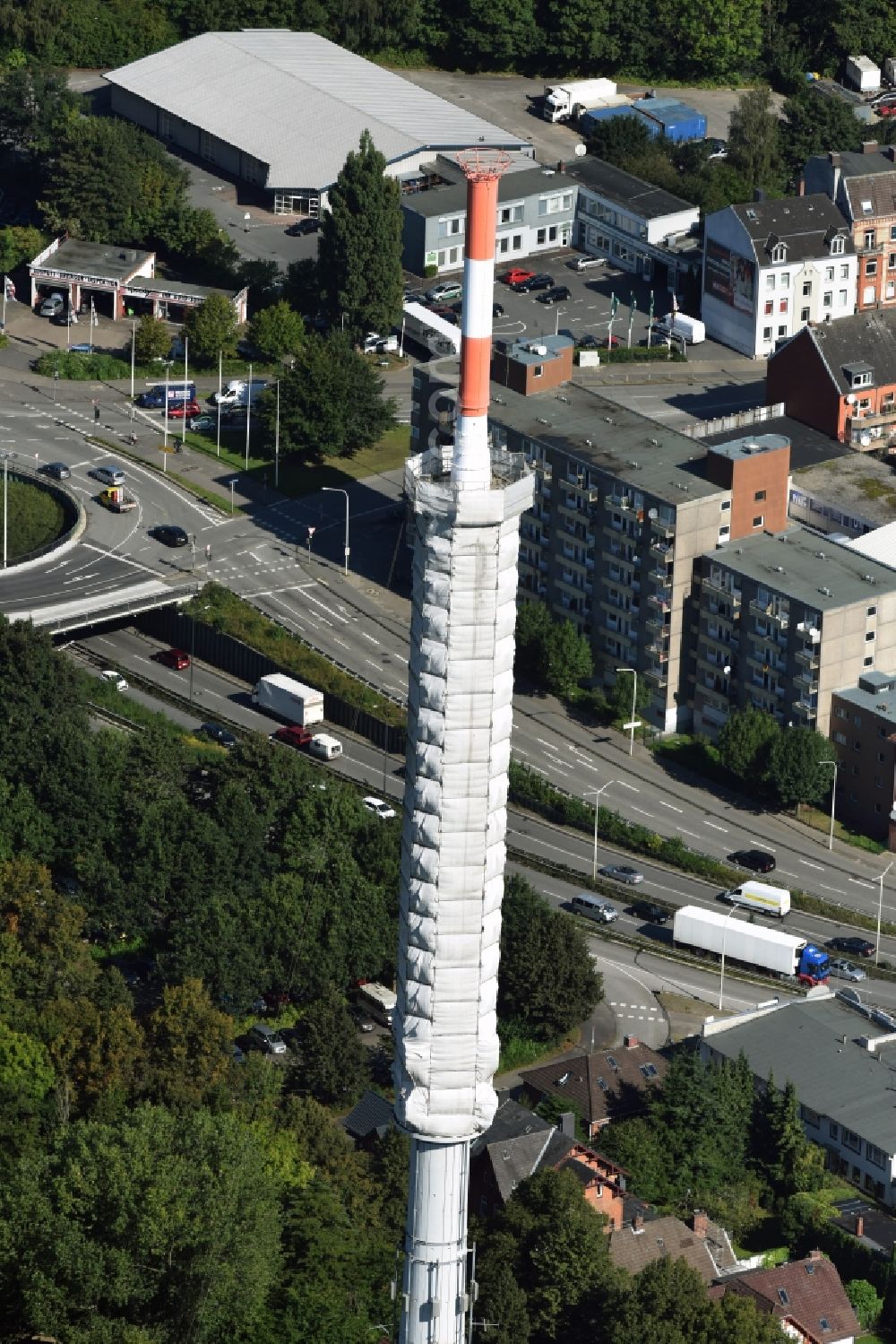 Aerial photograph Kiel - Radio tower in Vieburger woods in Kiel in Schleswig-Holstein. Currently, renovation work will take place through the Werner Diener GmbH & Co. Industrieanstrich KG