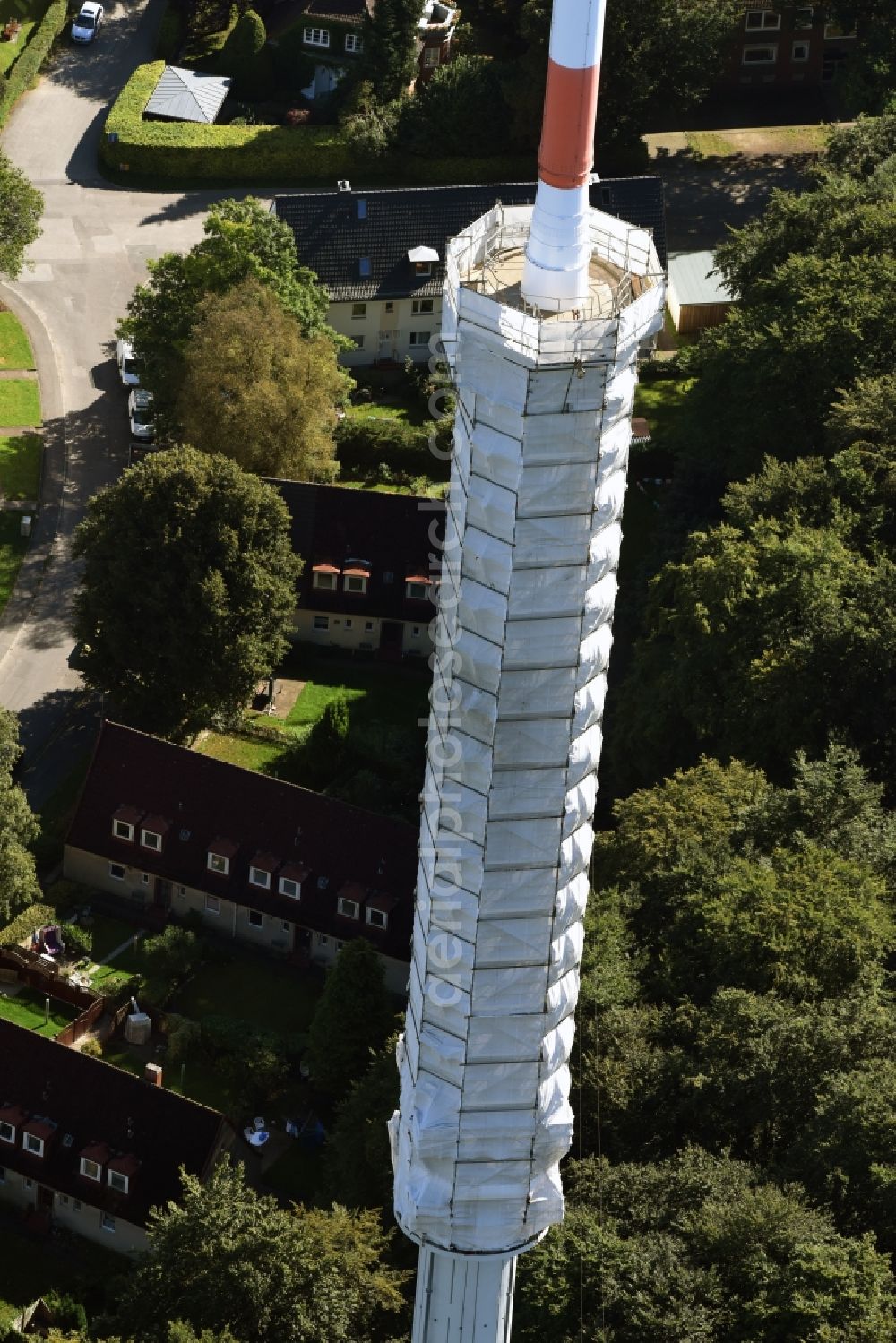 Aerial photograph Kiel - Radio tower in Vieburger woods in Kiel in Schleswig-Holstein. Currently, renovation work will take place through the Werner Diener GmbH & Co. Industrieanstrich KG