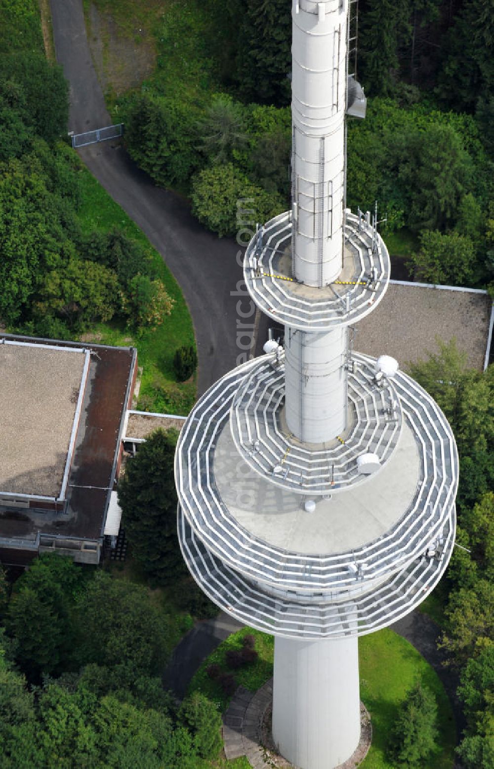 Angelburg from the bird's eye view: Der Fernsehturm Angelburg / die Funkübertragungsstelle Eschenburg 1 steht im Schelderwald im Bundesland Hessen. Er gehört zu den Grundnetzsendern und sendet öffentlich rechtliche Fernsehsender sowie einen Radiosender auf UKW. The Televison / TV tower Angelburg is located in the Schelderwald in Hesse. It transmits 11 public law television and a radiostation.