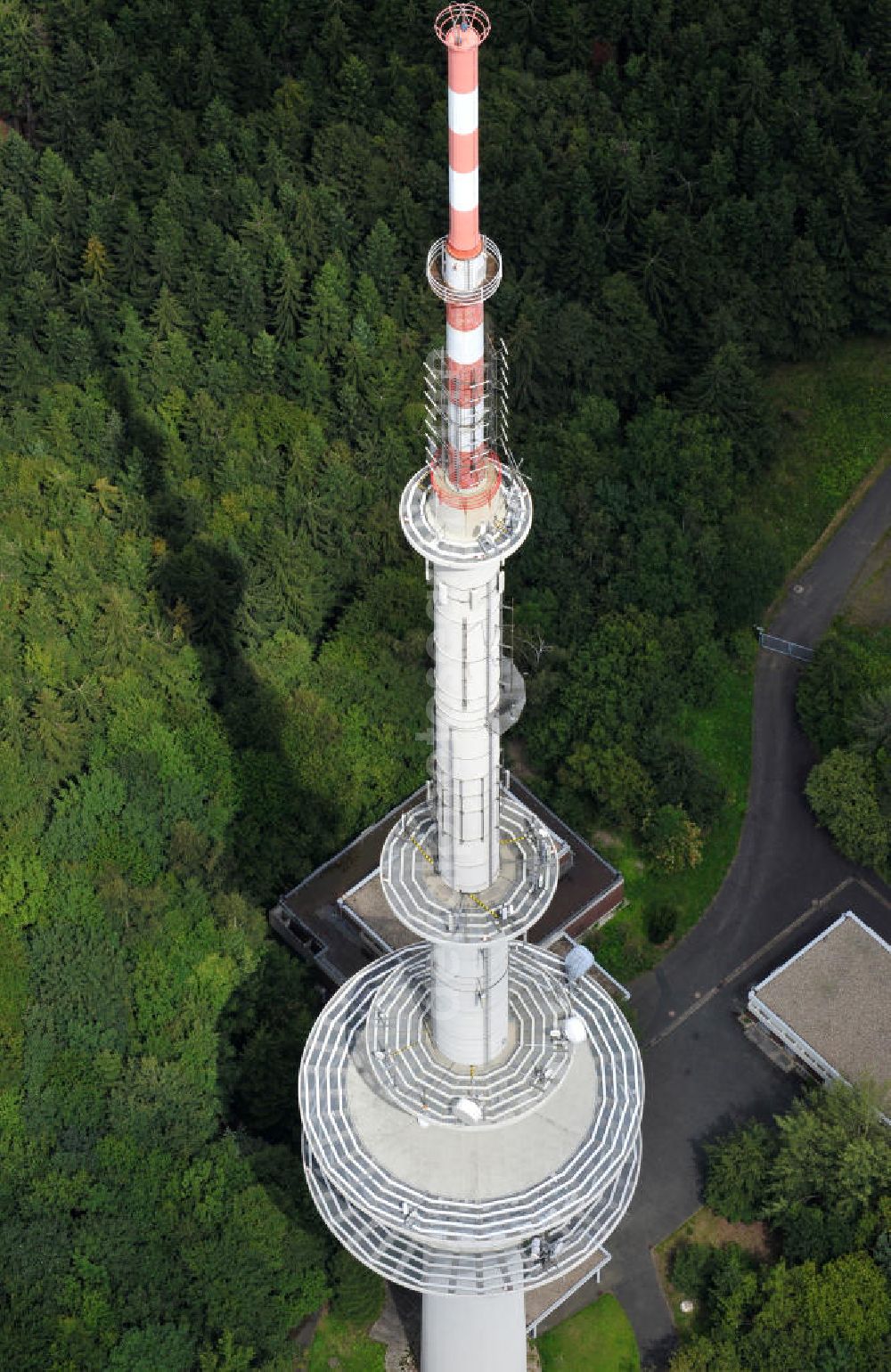 Angelburg from above - Der Fernsehturm Angelburg / die Funkübertragungsstelle Eschenburg 1 steht im Schelderwald im Bundesland Hessen. Er gehört zu den Grundnetzsendern und sendet öffentlich rechtliche Fernsehsender sowie einen Radiosender auf UKW. The Televison / TV tower Angelburg is located in the Schelderwald in Hesse. It transmits 11 public law television and a radiostation.